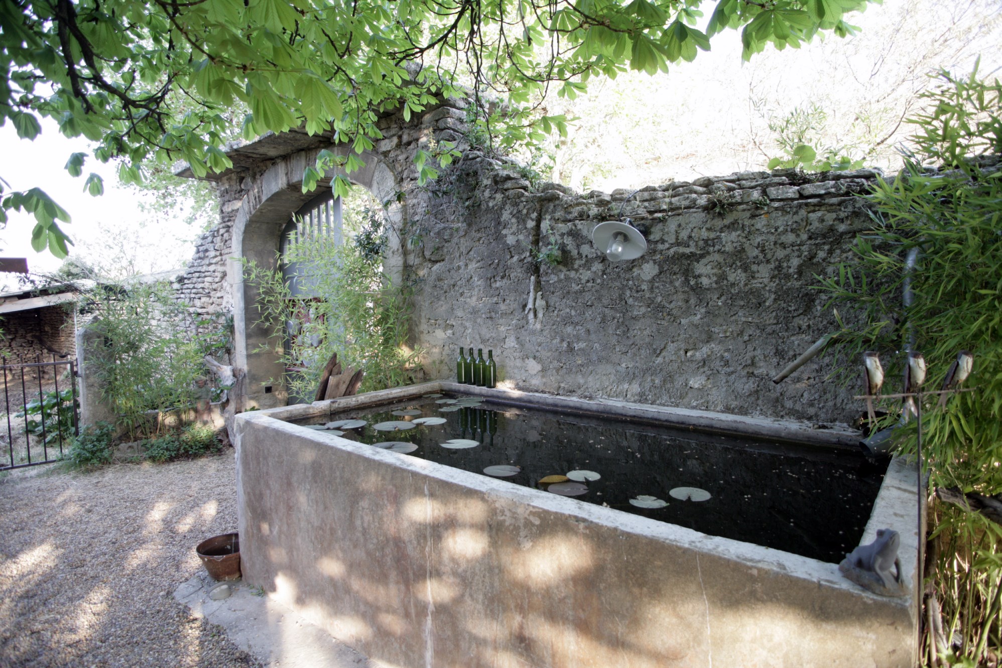 A GORDES, mas du 19ème restauré proposant de belles surfaces   