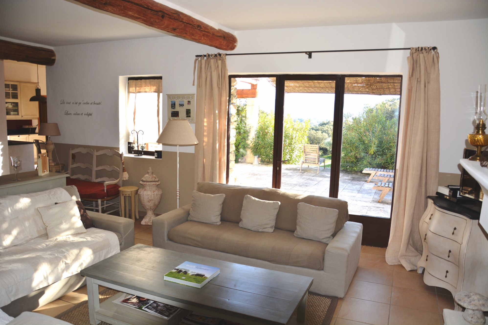 En vente en Luberon, villa récente avec vue panoramique et piscine    