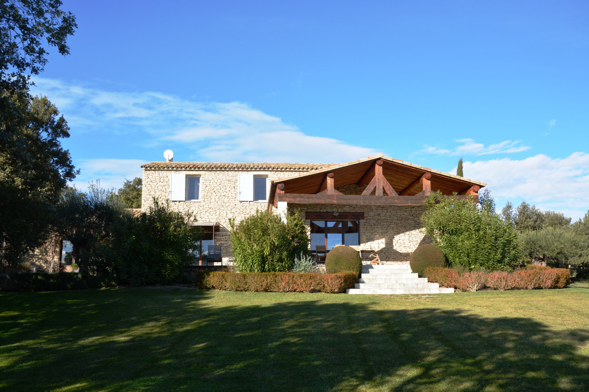 En vente en Luberon, villa récente avec vue panoramique et piscine    
