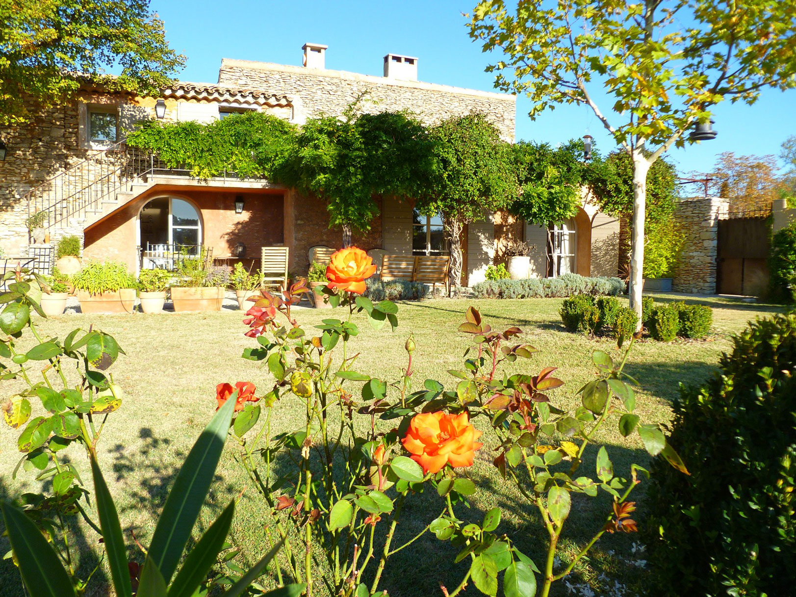 A vendre à Roussillon, charmant mas rénové avec goût et piscine    