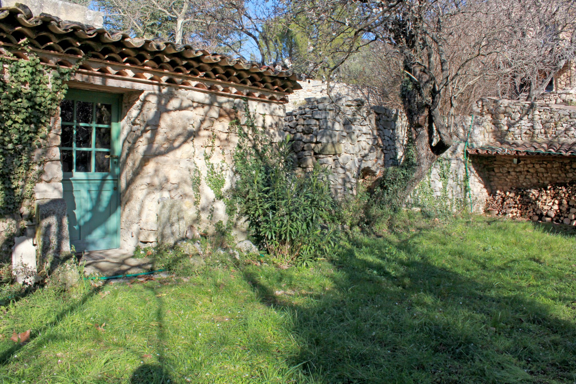 Maison de village sur très beau terrain    à vendre au cœur du Luberon