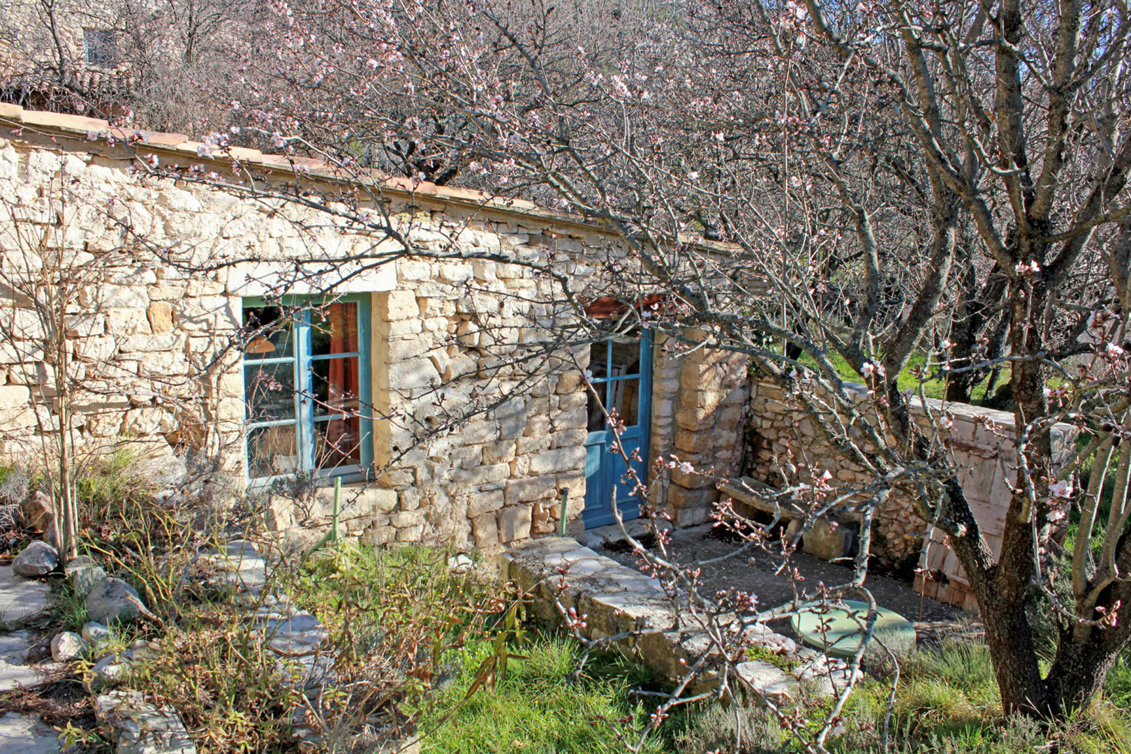 Maison de village sur très beau terrain    à vendre au cœur du Luberon