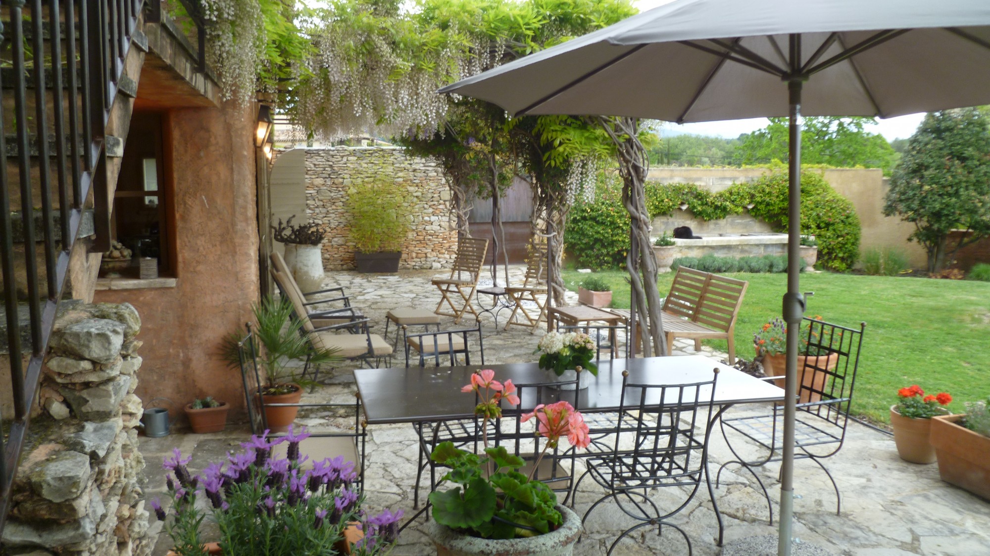 A vendre à Roussillon, charmant mas rénové avec goût et piscine    