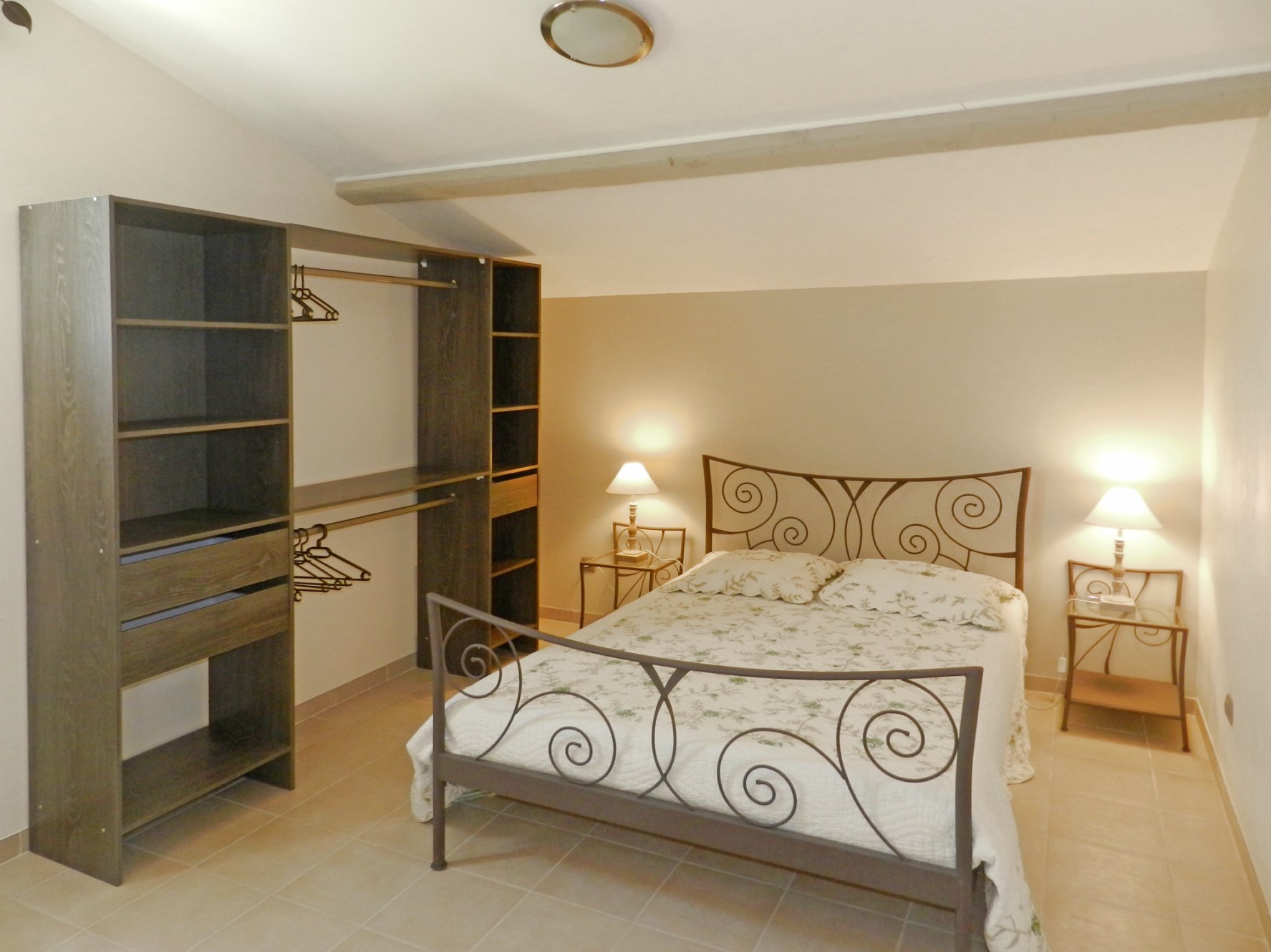 Proche Ménerbes, maison avec dépendances et piscine sur plus d’un hectare   à vendre