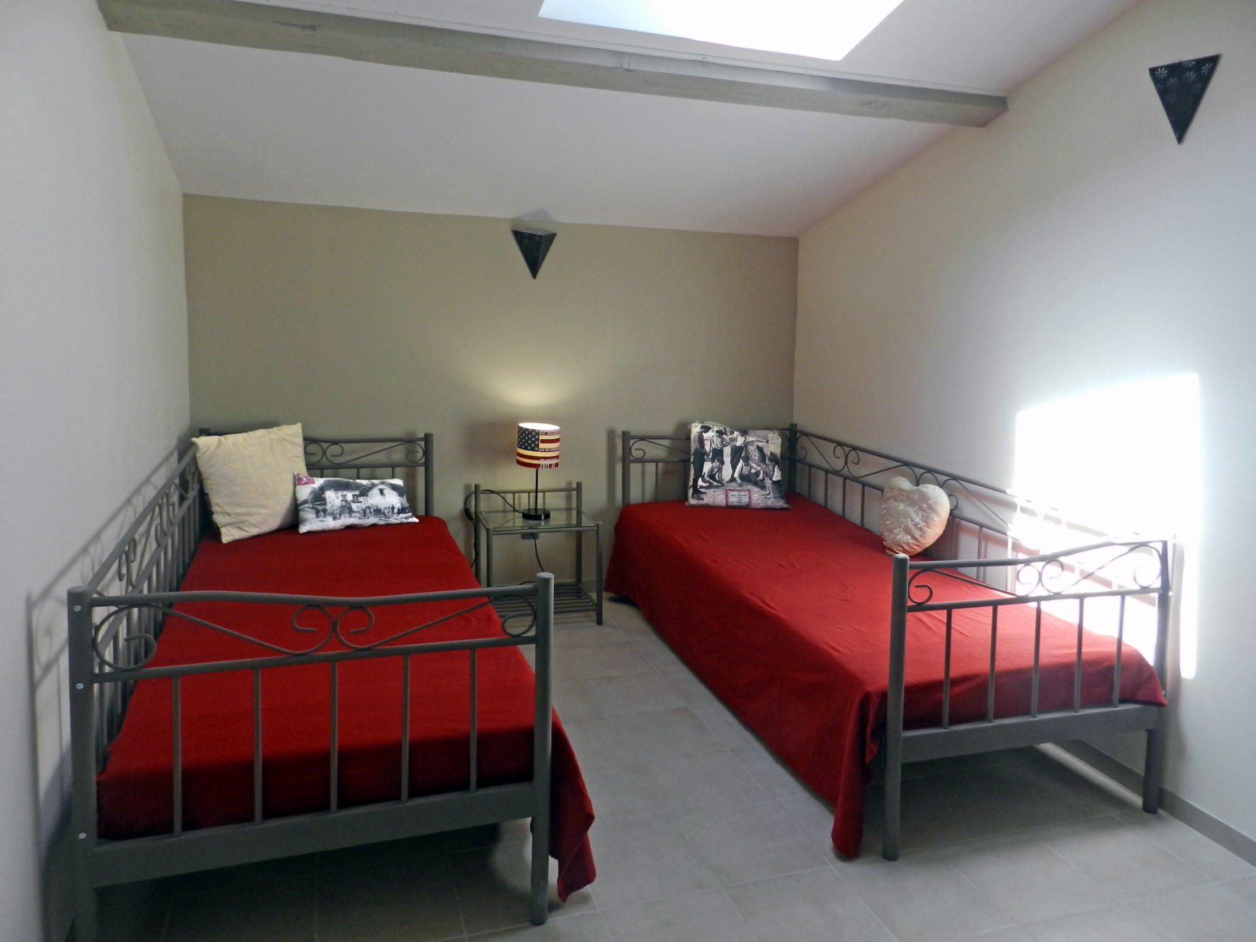 Proche Ménerbes, maison avec dépendances et piscine sur plus d’un hectare   à vendre