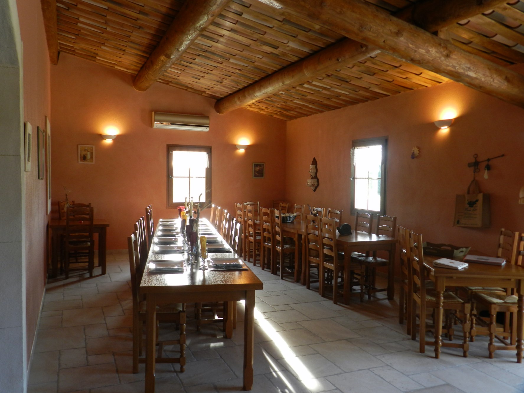 Proche Ménerbes, maison avec dépendances et piscine sur plus d’un hectare   à vendre