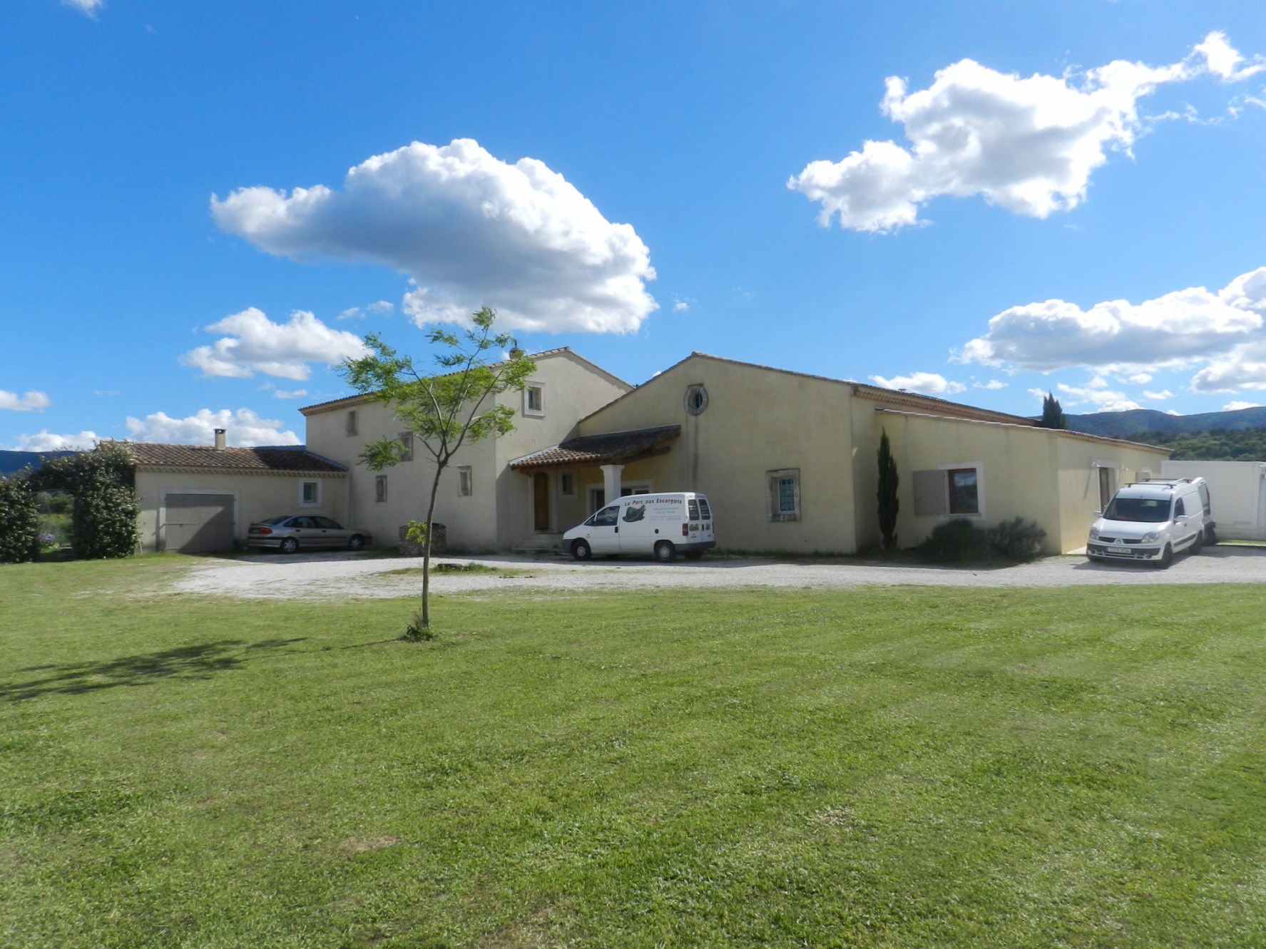 Proche Ménerbes, maison avec dépendances et piscine sur plus d’un hectare   à vendre