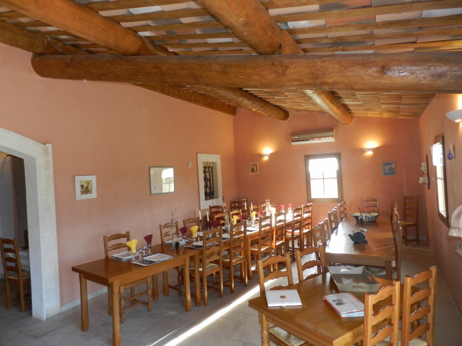 Proche Ménerbes, maison avec dépendances et piscine sur plus d’un hectare   à vendre