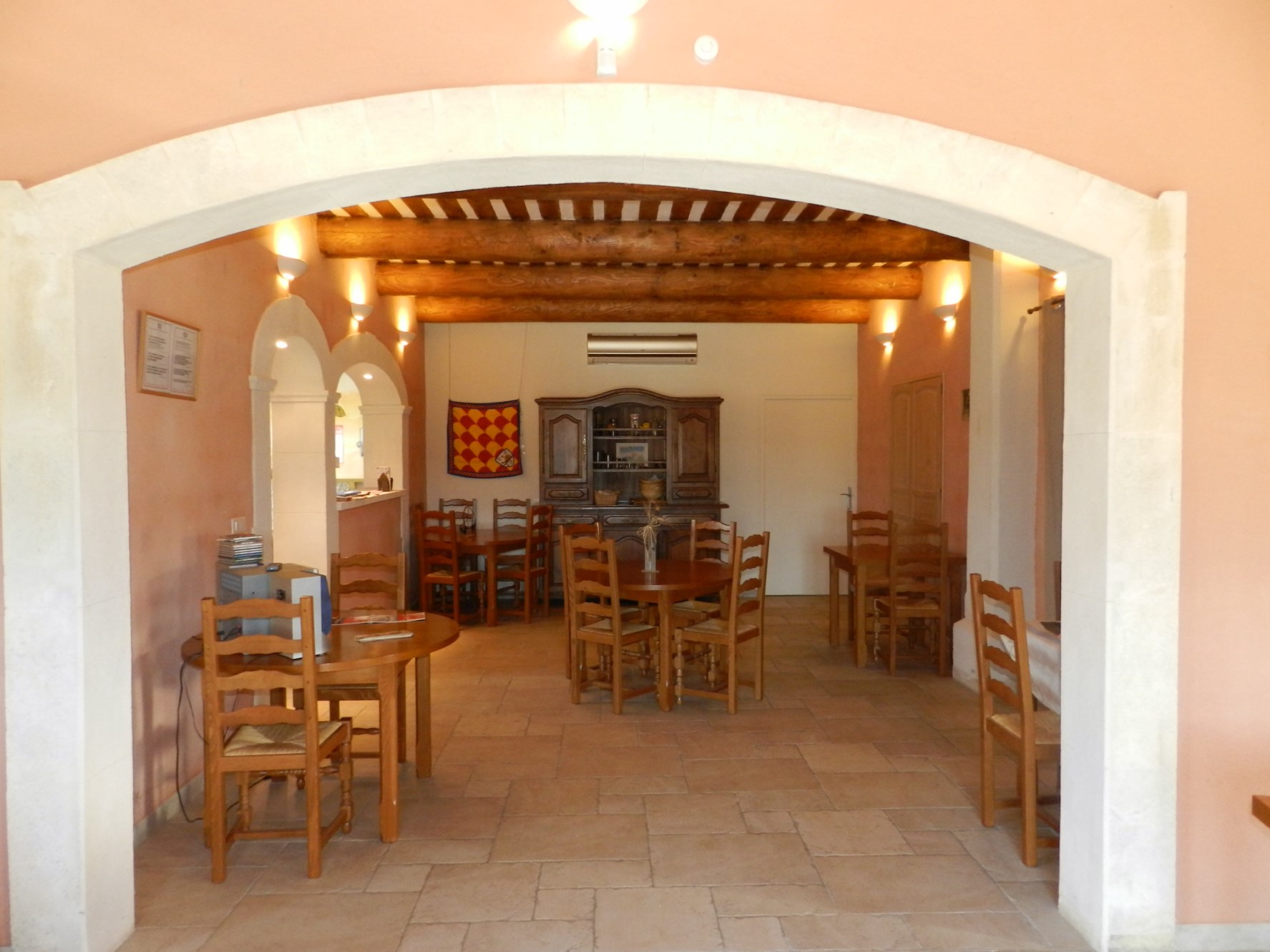 Proche Ménerbes, maison avec dépendances et piscine sur plus d’un hectare   à vendre