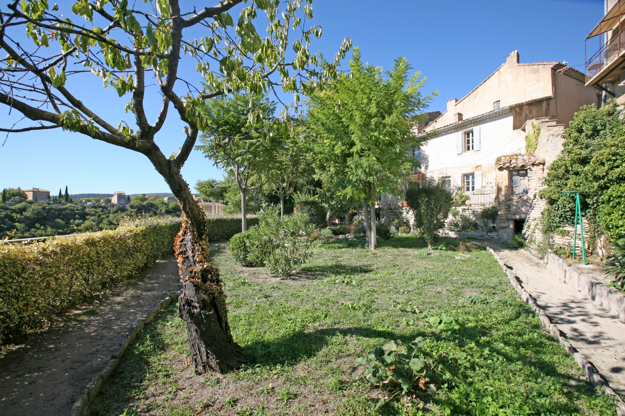 En vente, en Luberon, rare et authentique maison de village avec jardin et vue    