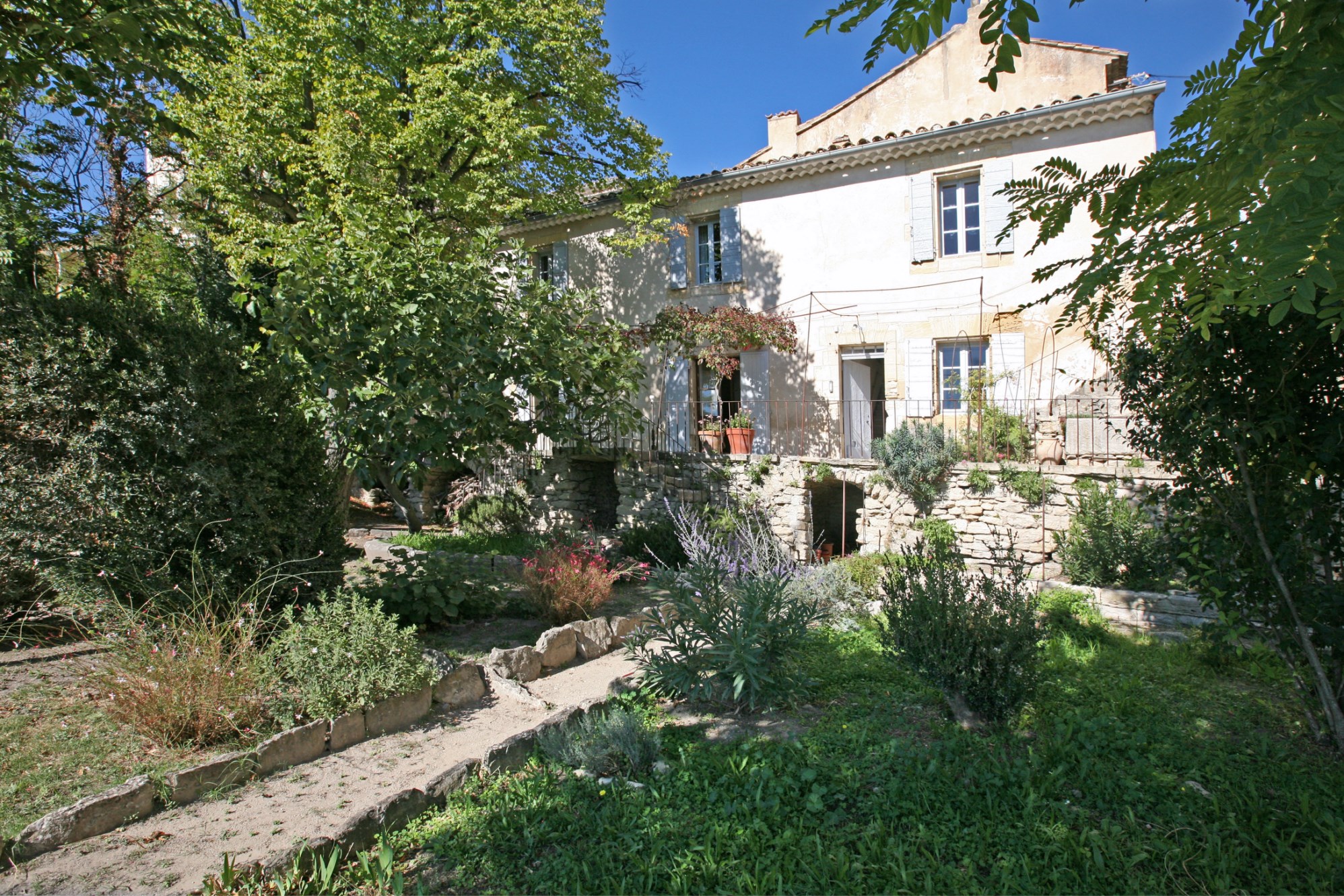 En vente, en Luberon, rare et authentique maison de village avec jardin et vue    