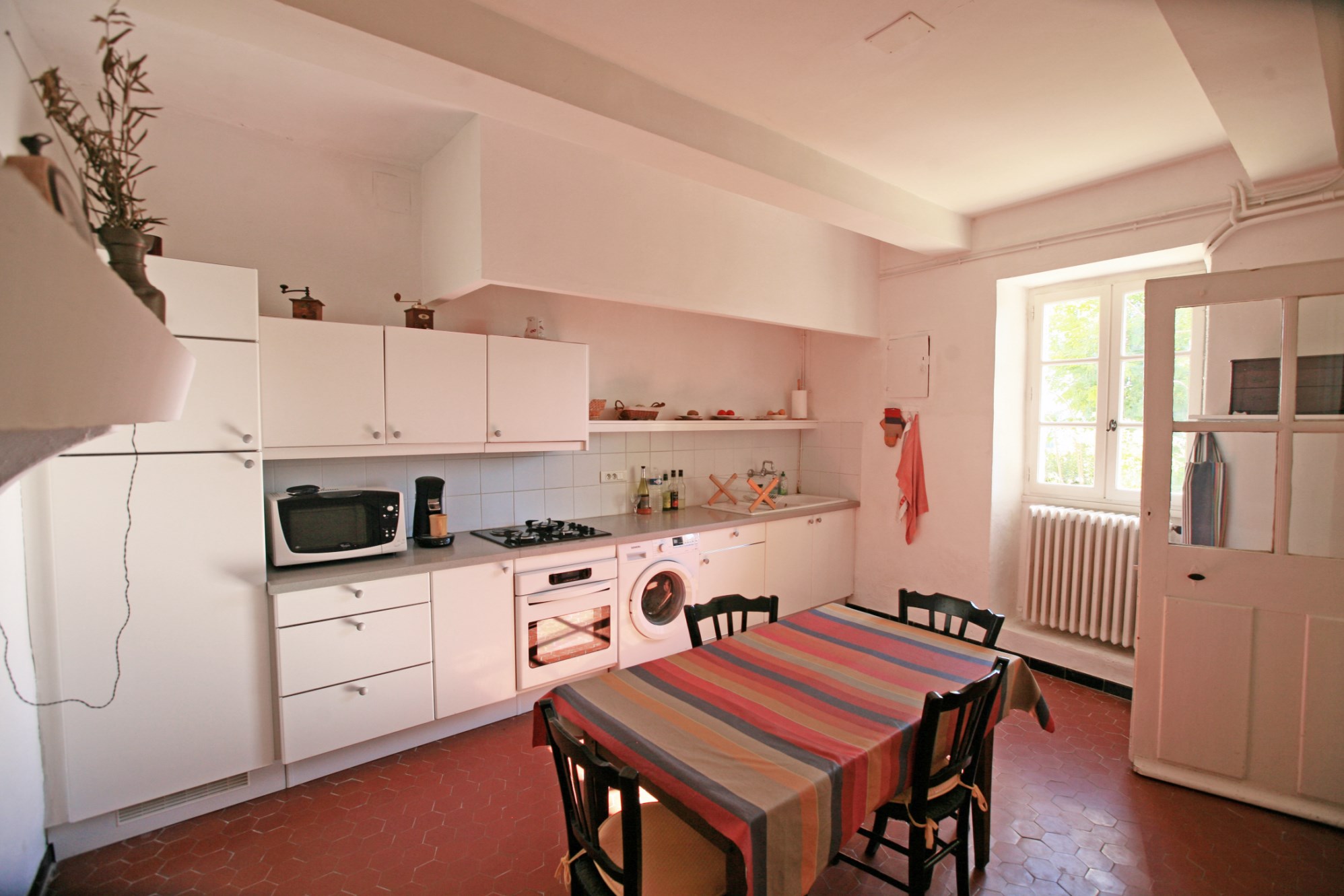 En vente, en Luberon, rare et authentique maison de village avec jardin et vue    