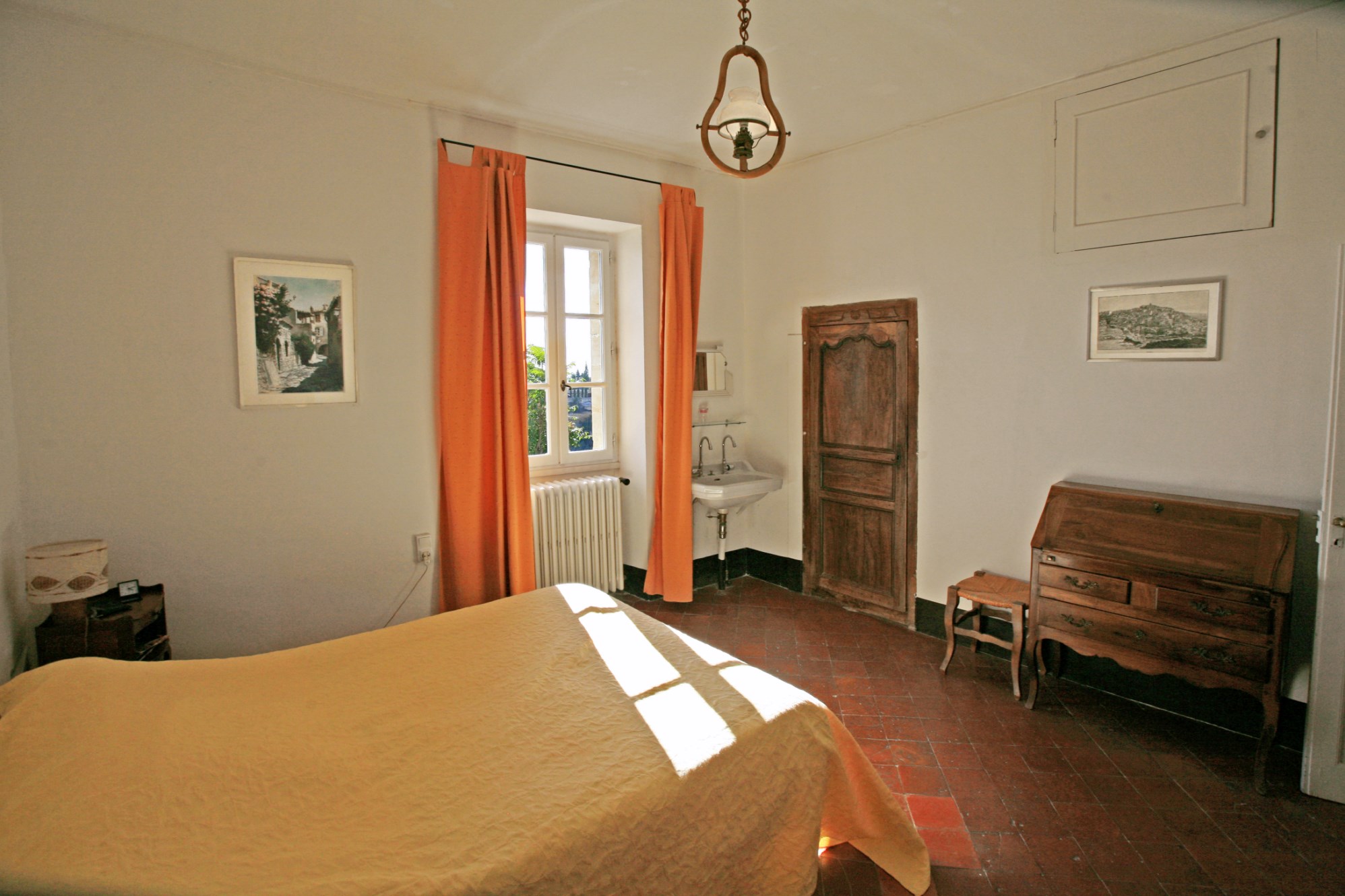 En vente, en Luberon, rare et authentique maison de village avec jardin et vue    