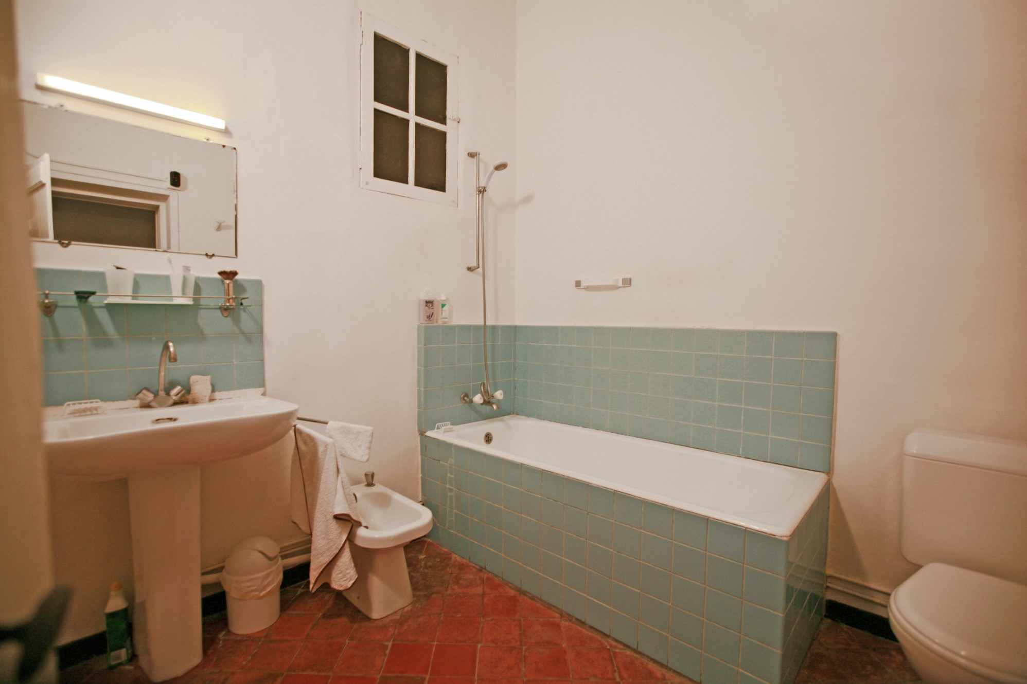 En vente, en Luberon, rare et authentique maison de village avec jardin et vue    