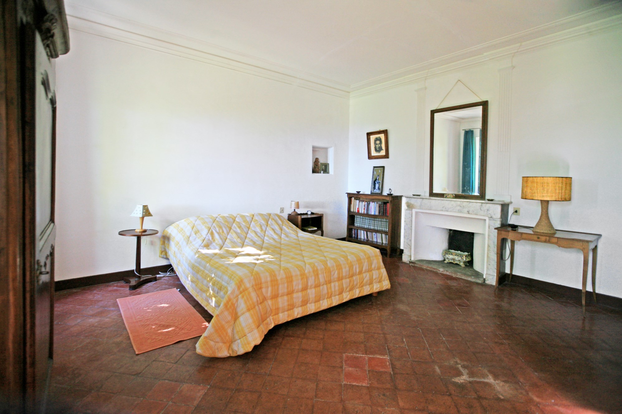 En vente, en Luberon, rare et authentique maison de village avec jardin et vue    