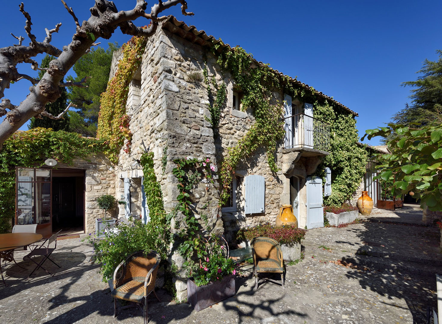Propriété d'exception en vente au coeur d'un village perché du Luberon    