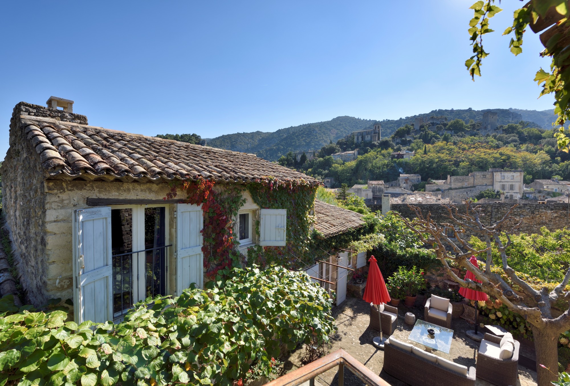 Propriété d'exception en vente au coeur d'un village perché du Luberon    