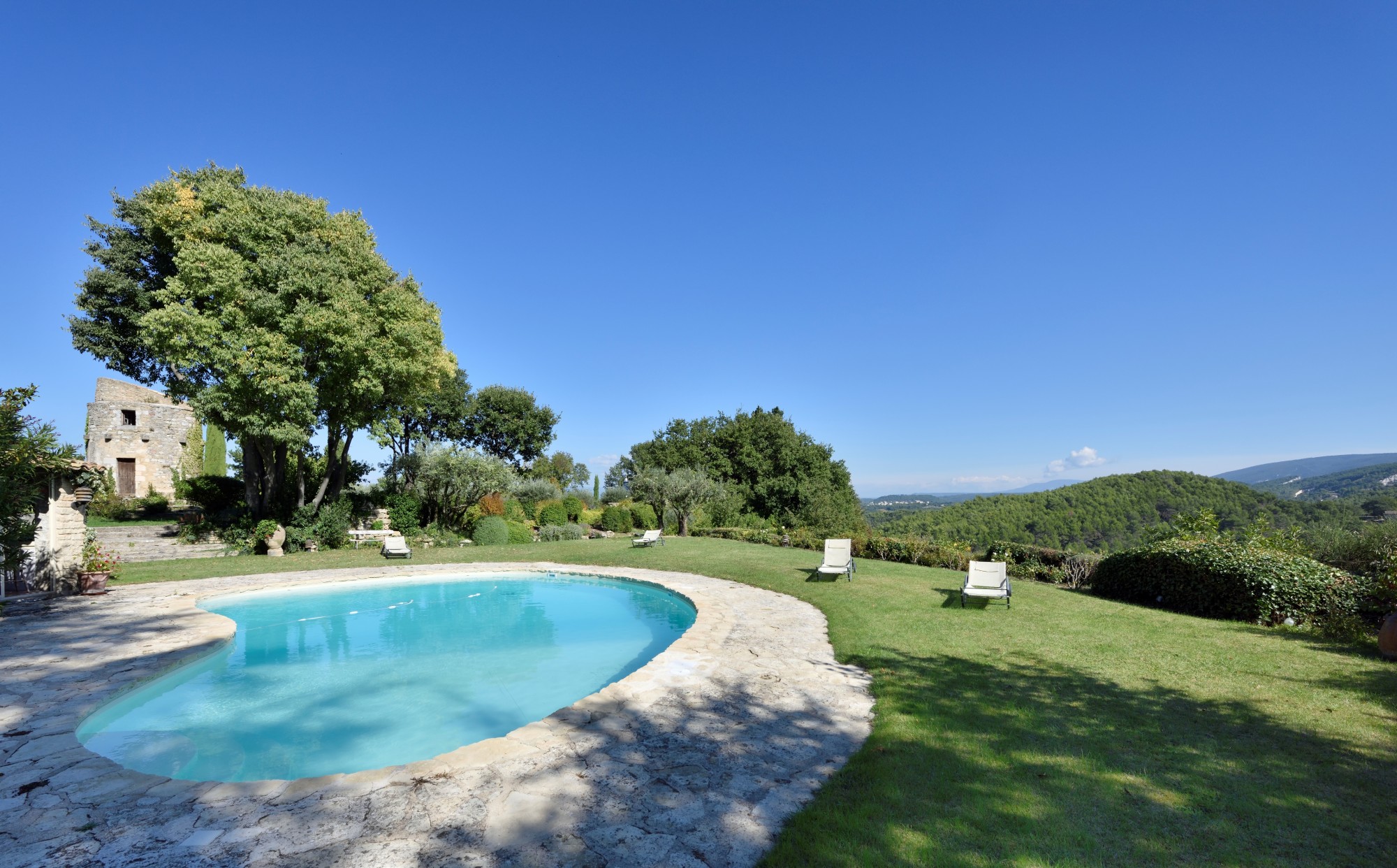 Propriété d'exception en vente au coeur d'un village perché du Luberon    