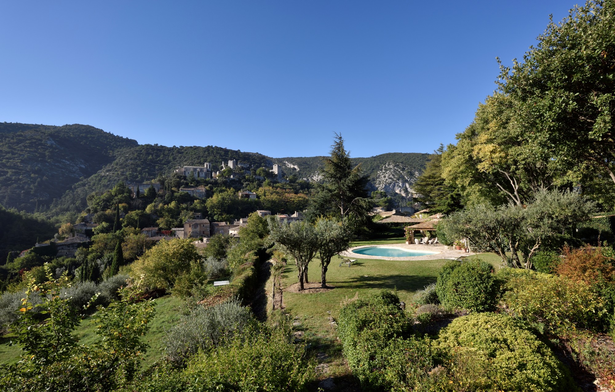 Propriété d'exception en vente au coeur d'un village perché du Luberon    