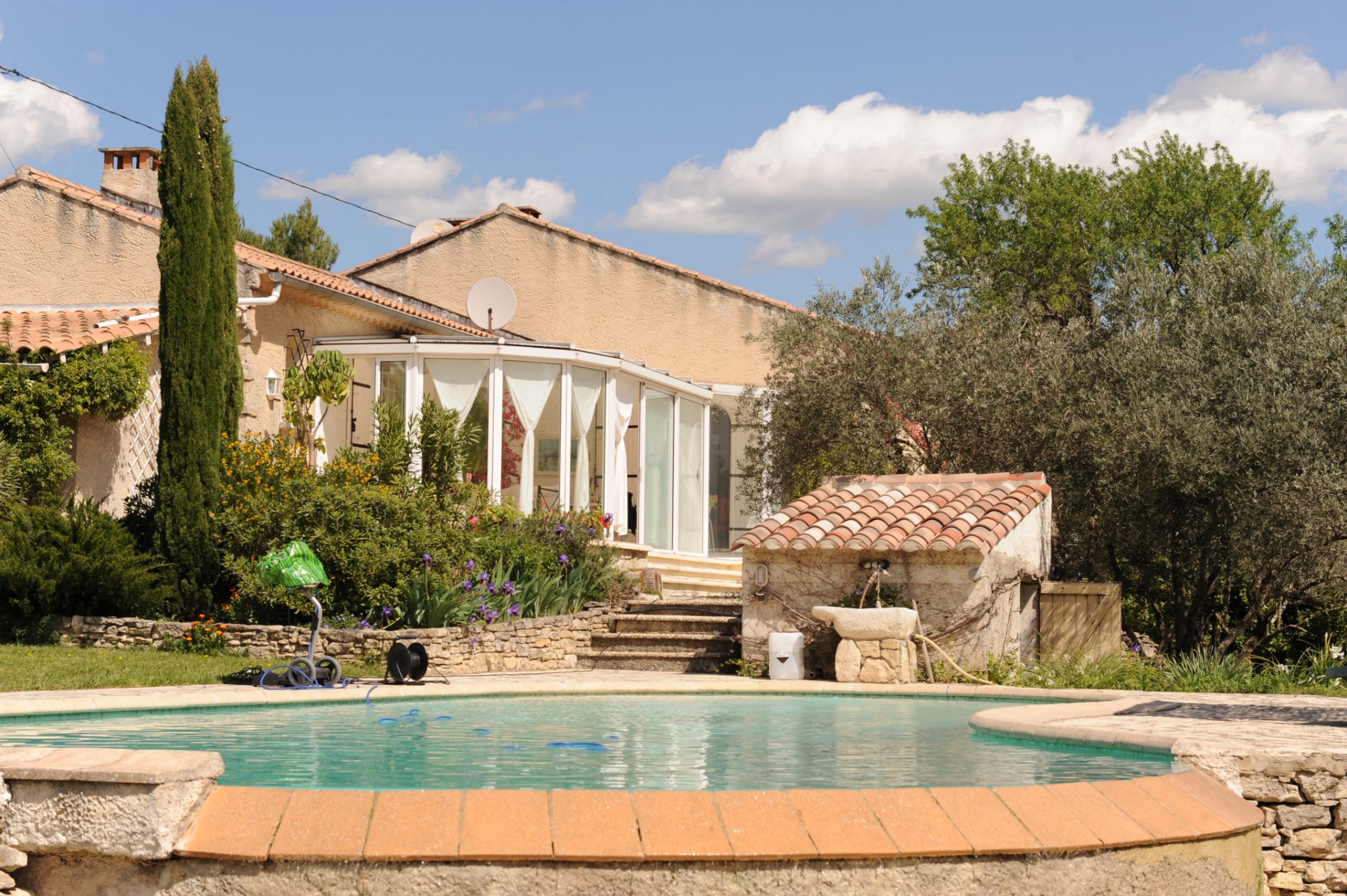 Villa de plain pied avec piscine au calme   