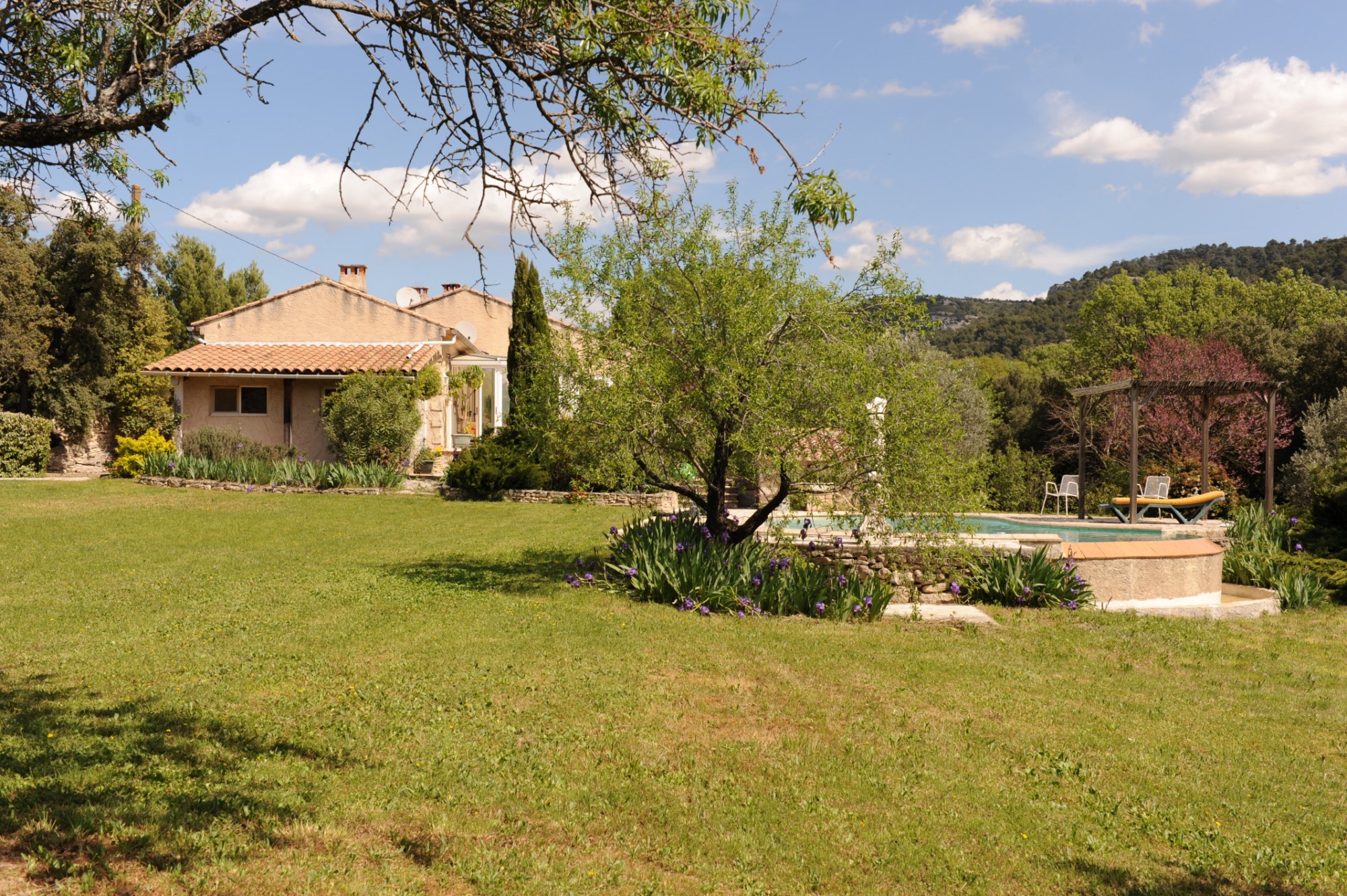 Villa de plain pied avec piscine au calme   