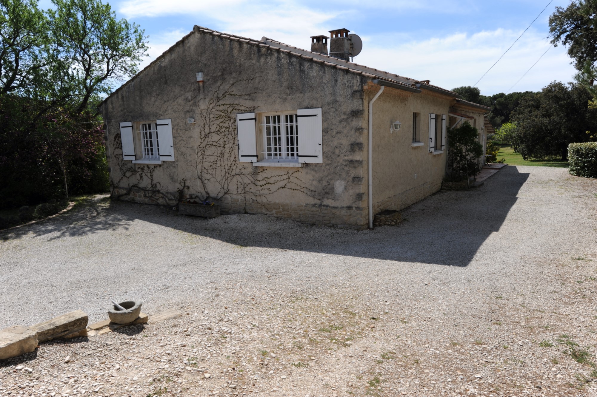 Villa de plain pied avec piscine au calme   