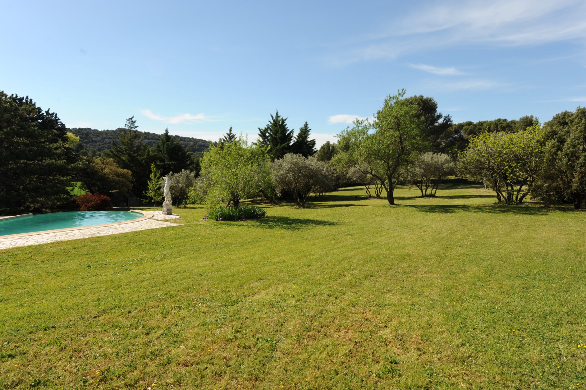 Villa de plain pied avec piscine au calme   