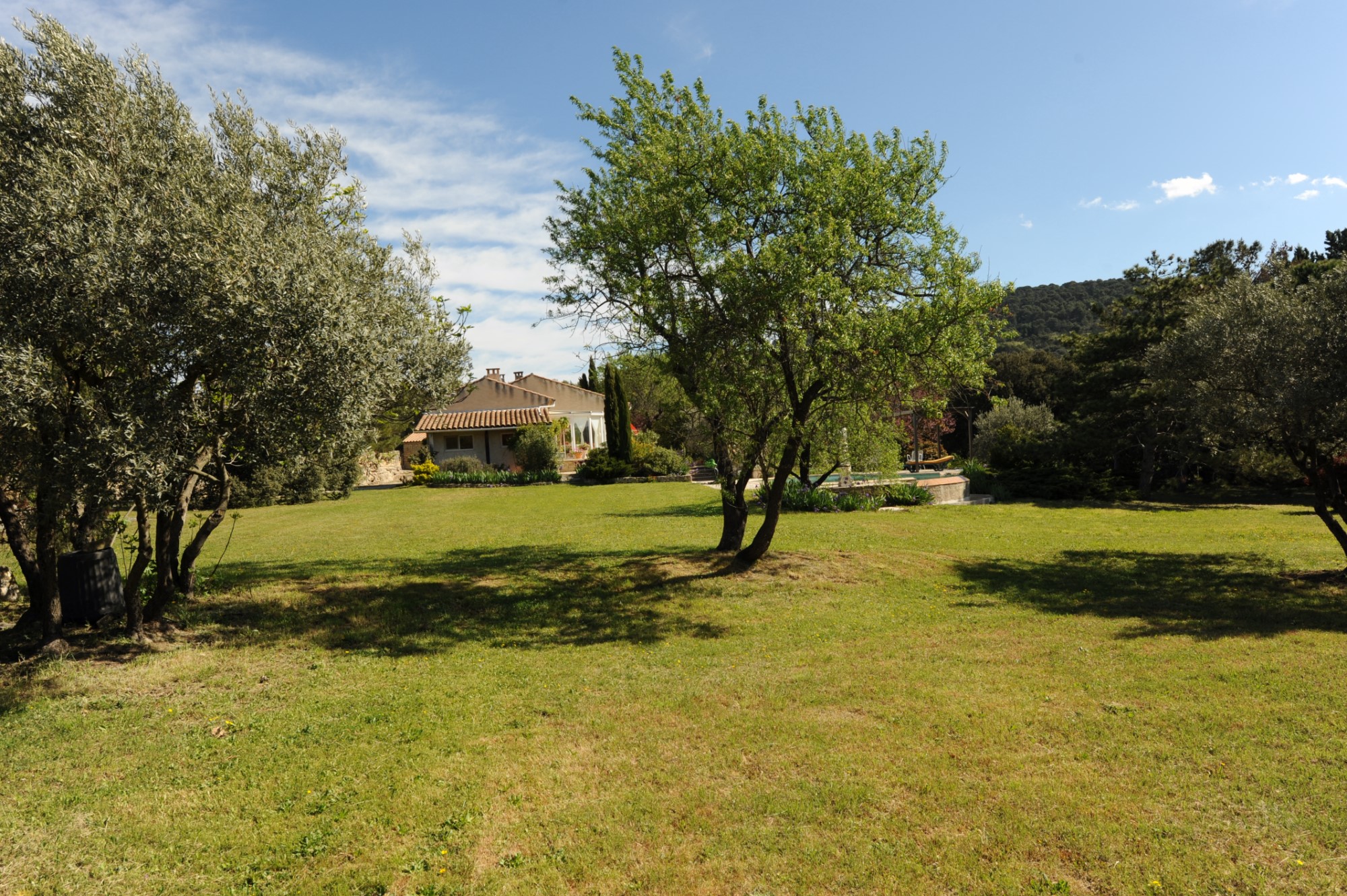 Villa de plain pied avec piscine au calme   