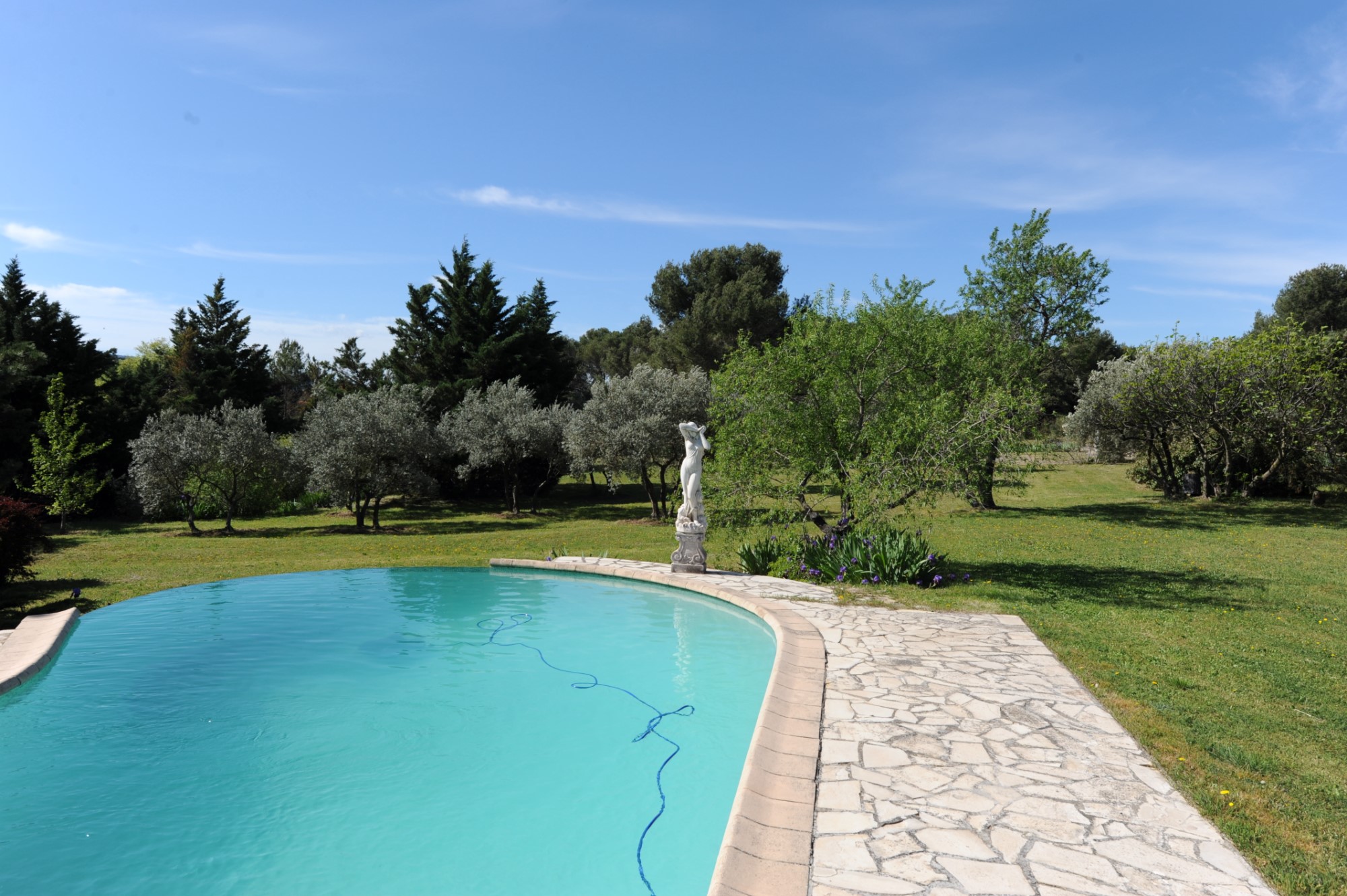 Villa de plain pied avec piscine au calme   