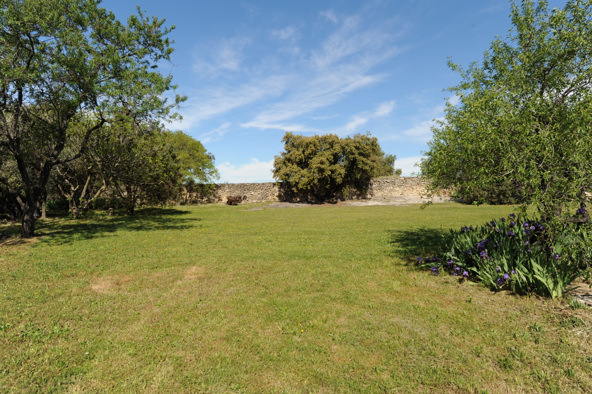 Villa de plain pied avec piscine au calme   
