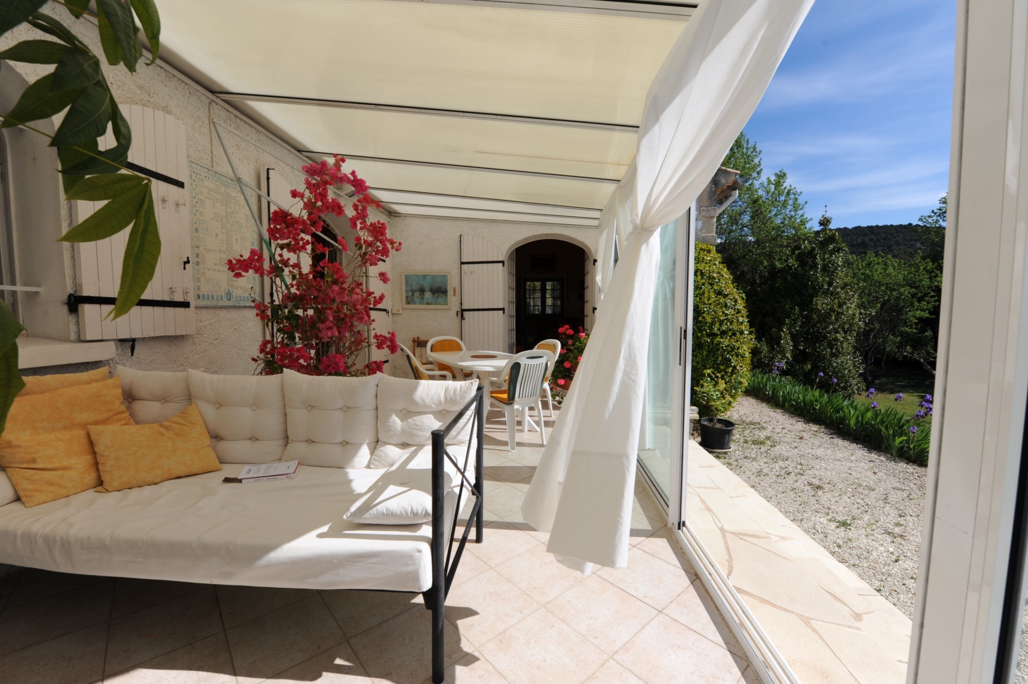 Villa de plain pied avec piscine au calme   