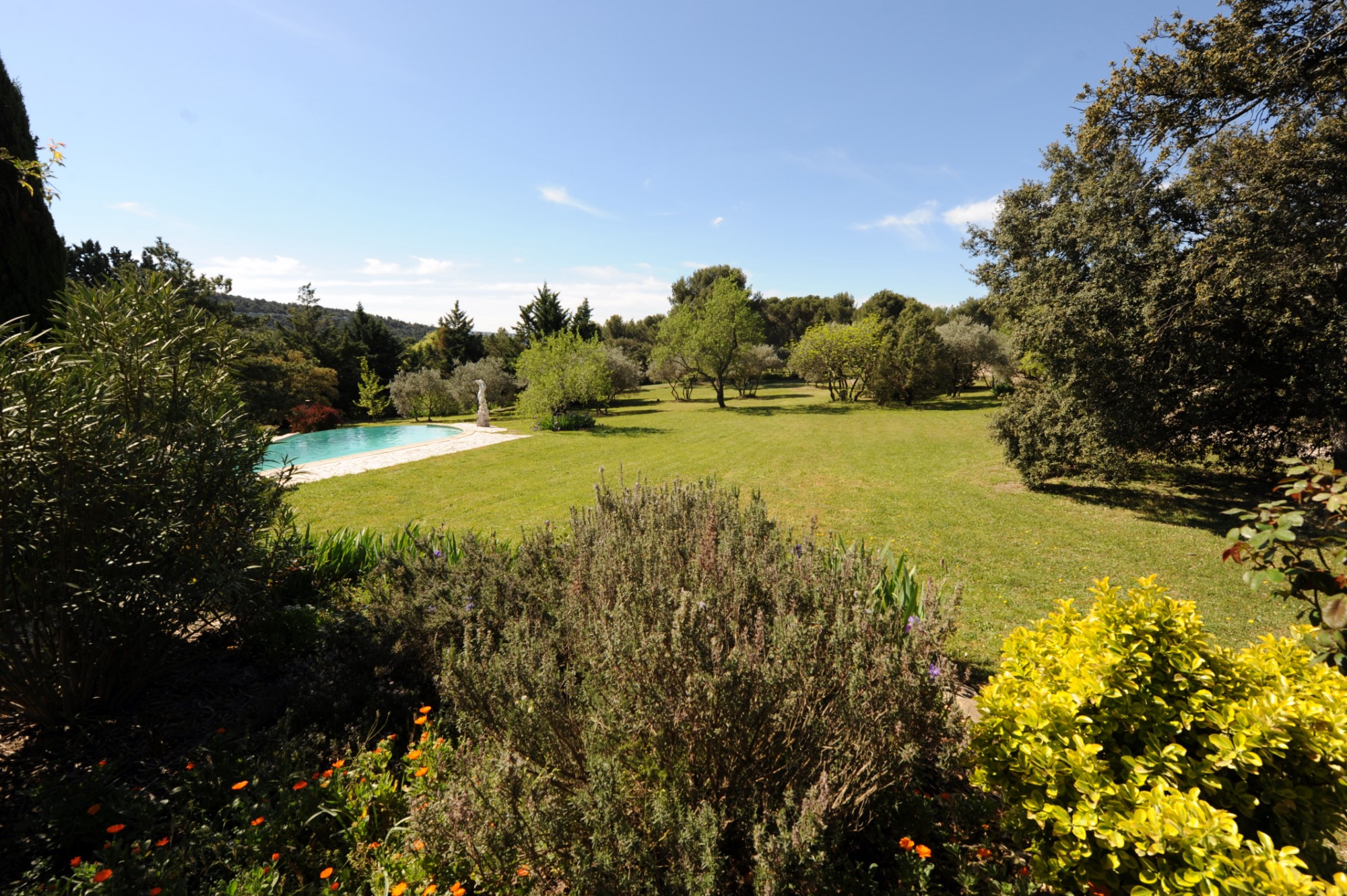 Villa de plain pied avec piscine au calme   