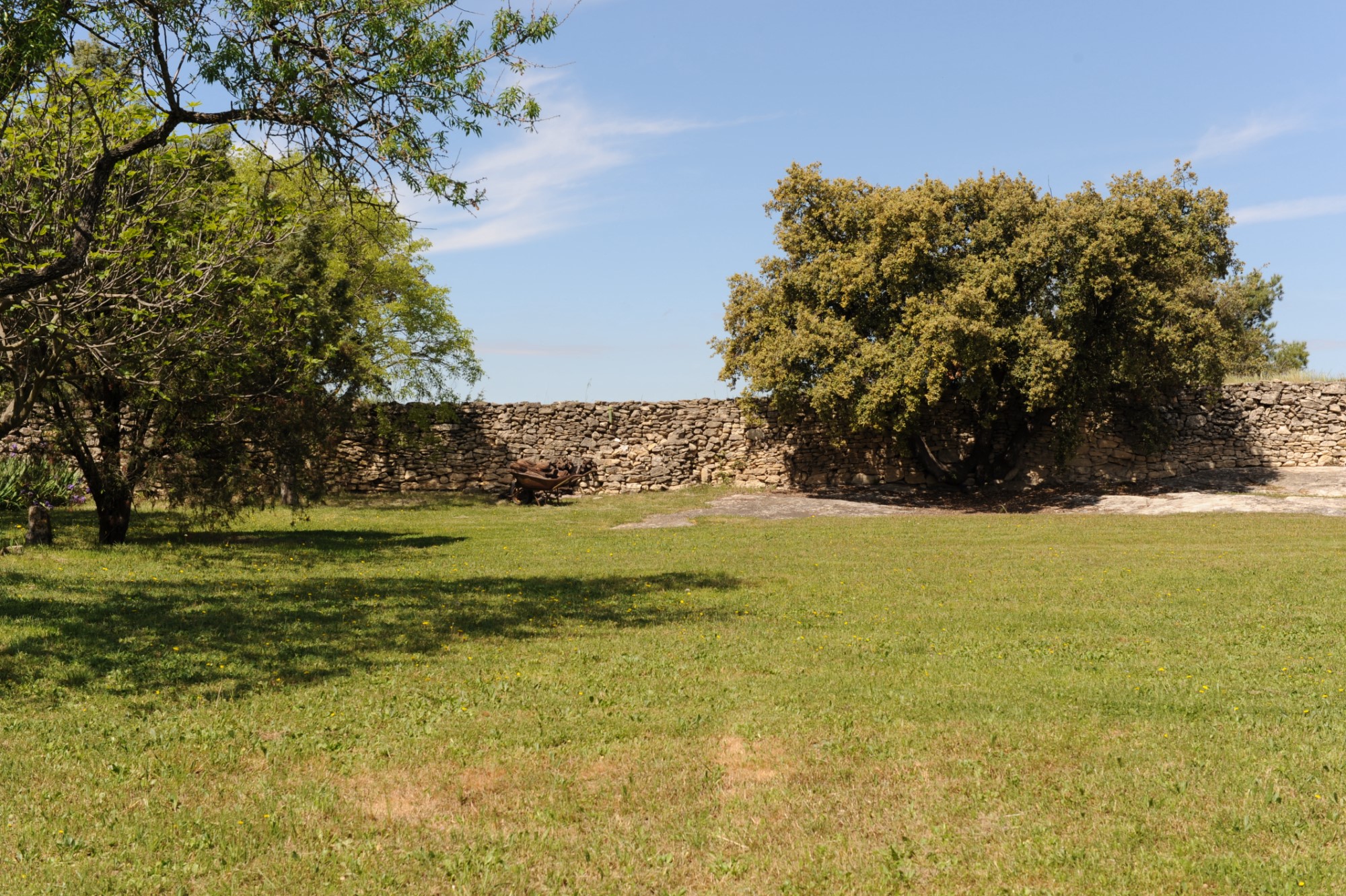 Villa de plain pied avec piscine au calme   