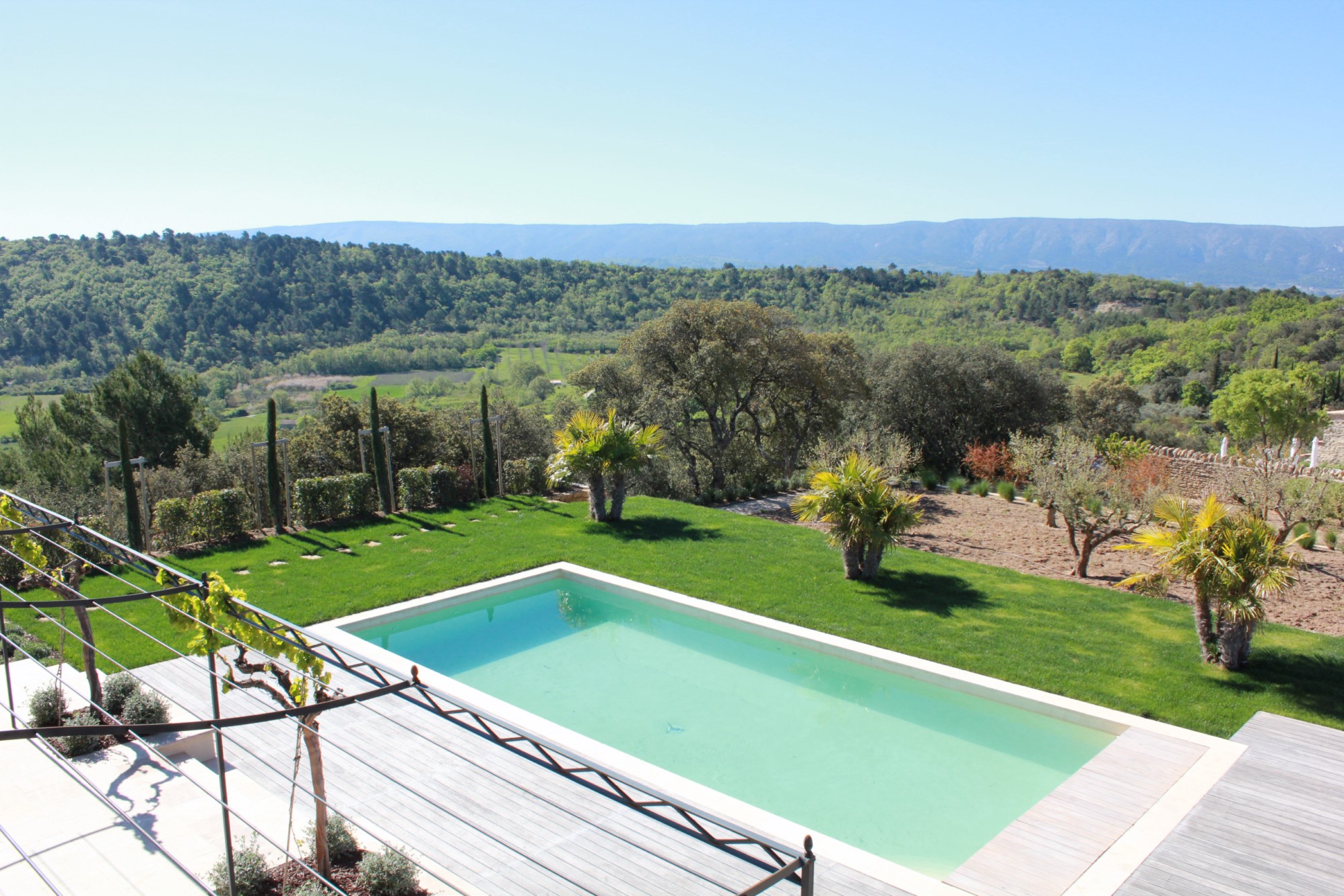 Maison traditionnelle avec piscine et belle vue en Provence