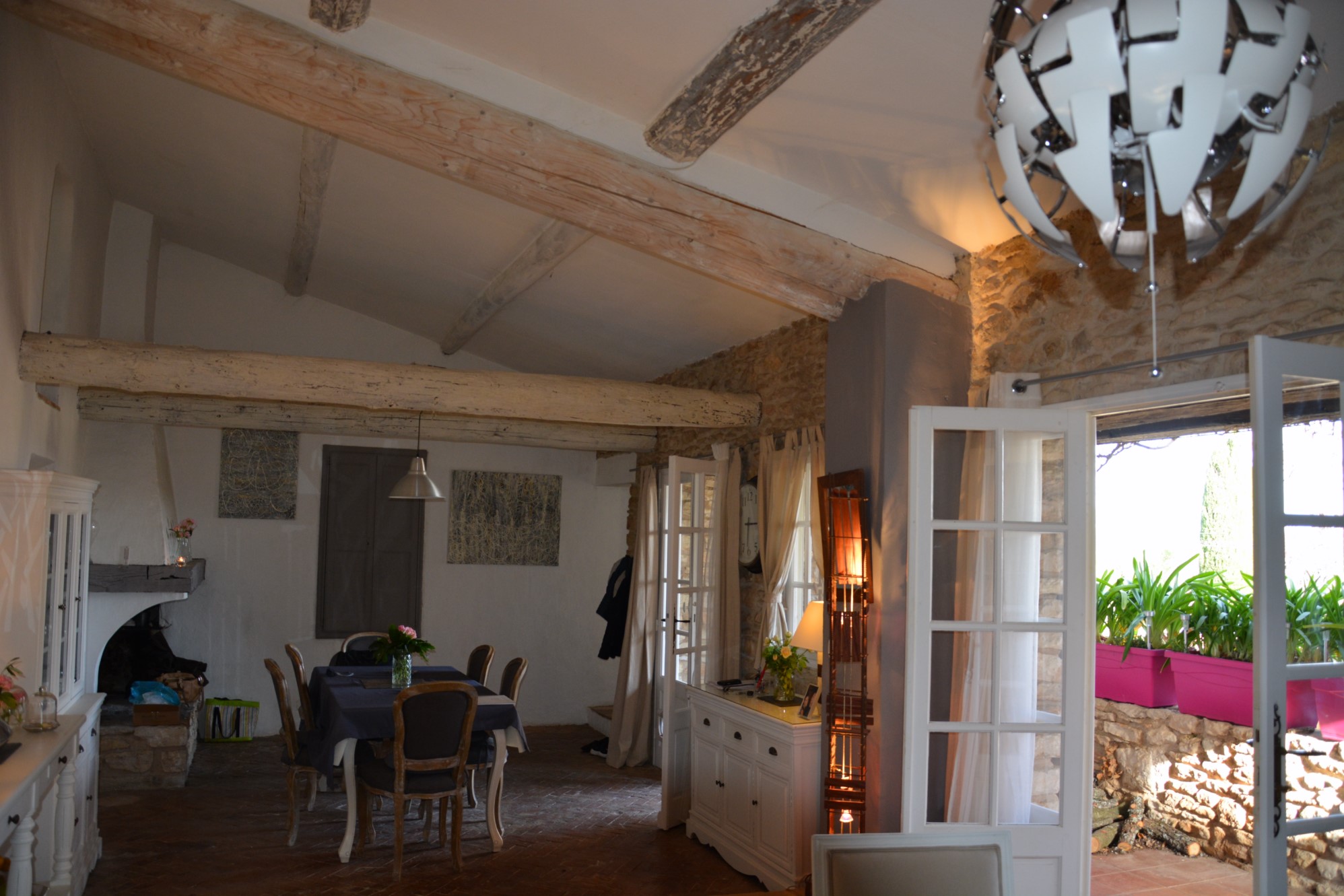 Propriété à vendre en Luberon avec cour intérieure, petit jardin paysagé et vue    