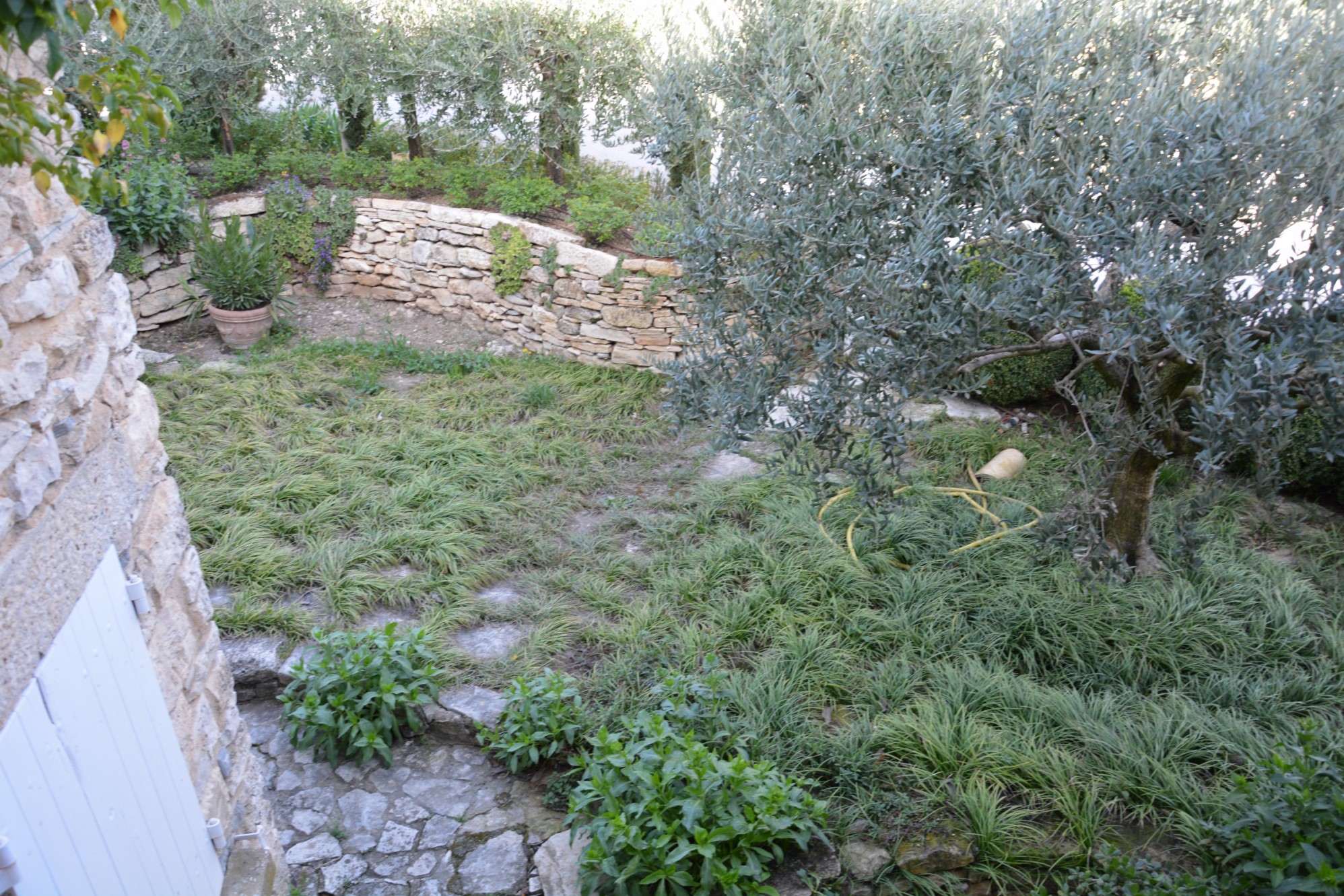 Propriété à vendre en Luberon avec cour intérieure, petit jardin paysagé et vue    