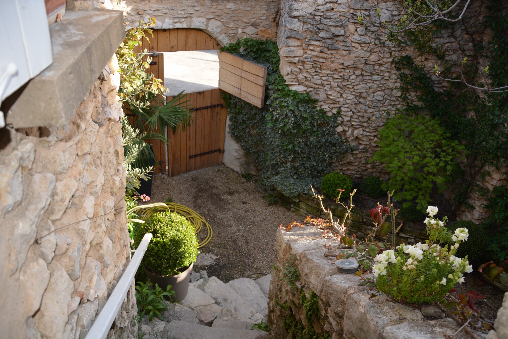 Propriété à vendre en Luberon avec cour intérieure, petit jardin paysagé et vue    