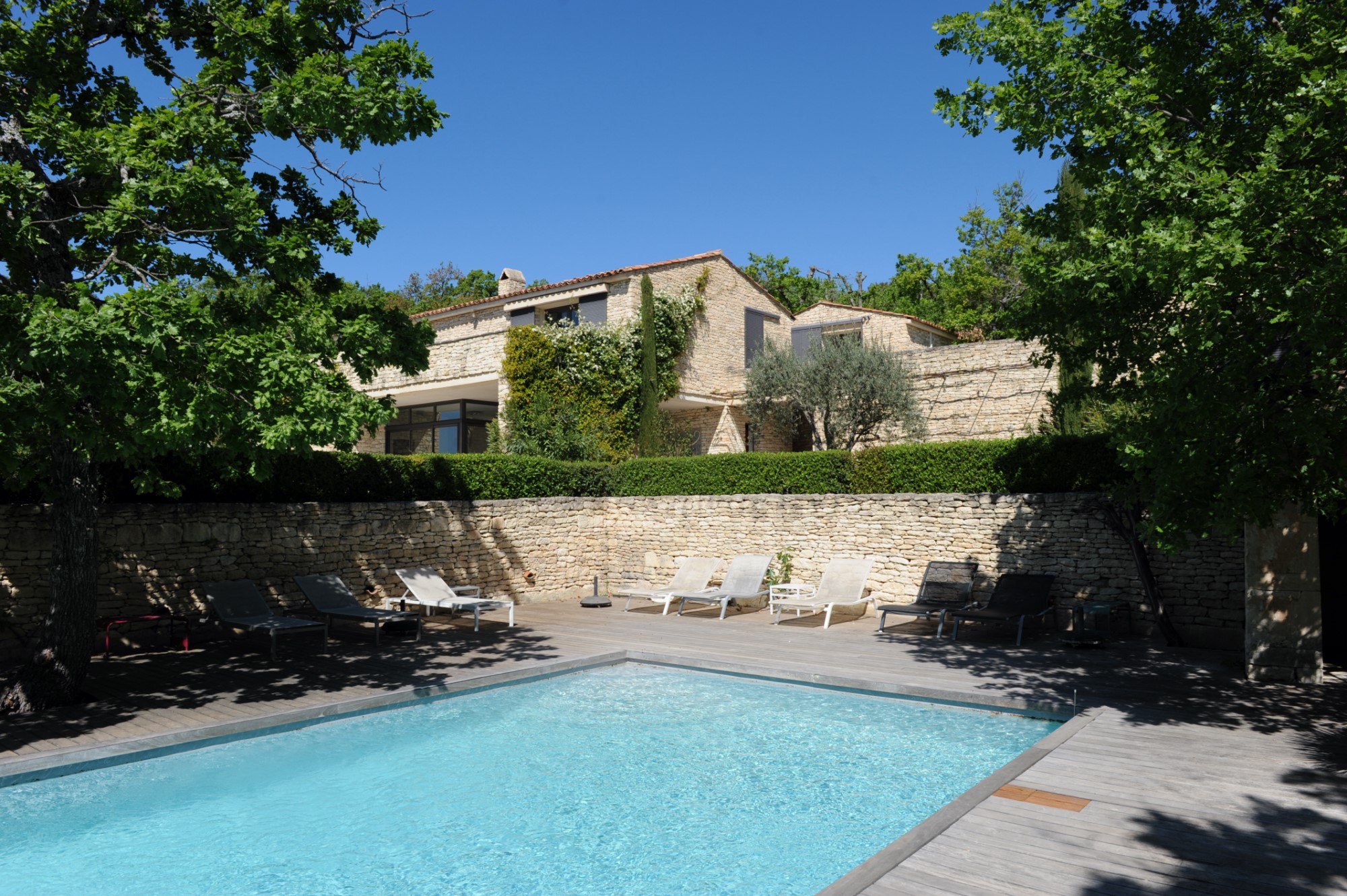 Maison contemporaine avec dépendances et piscine à Gordes