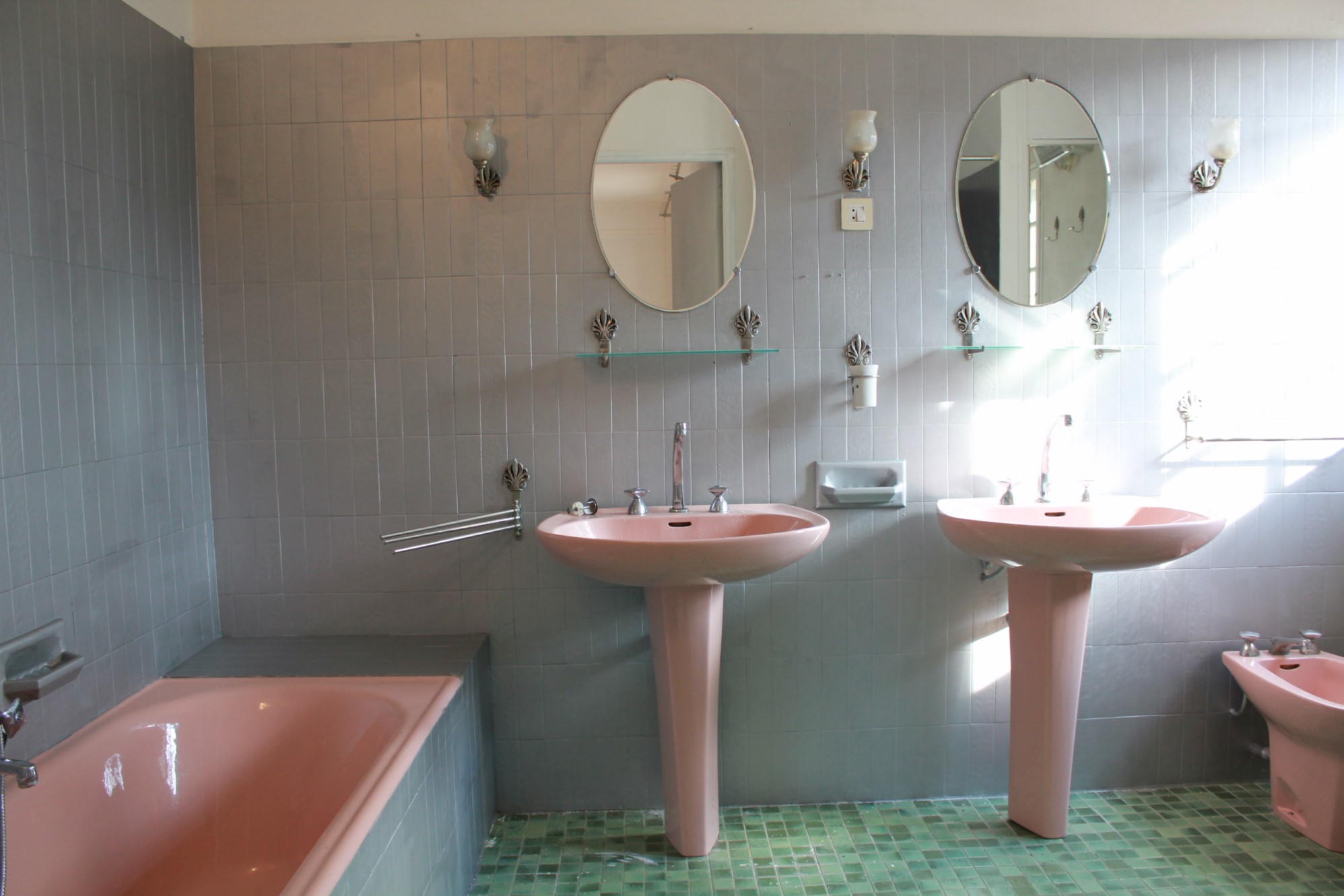 Grande maison traditionnelle en pierre dans le Luberon    