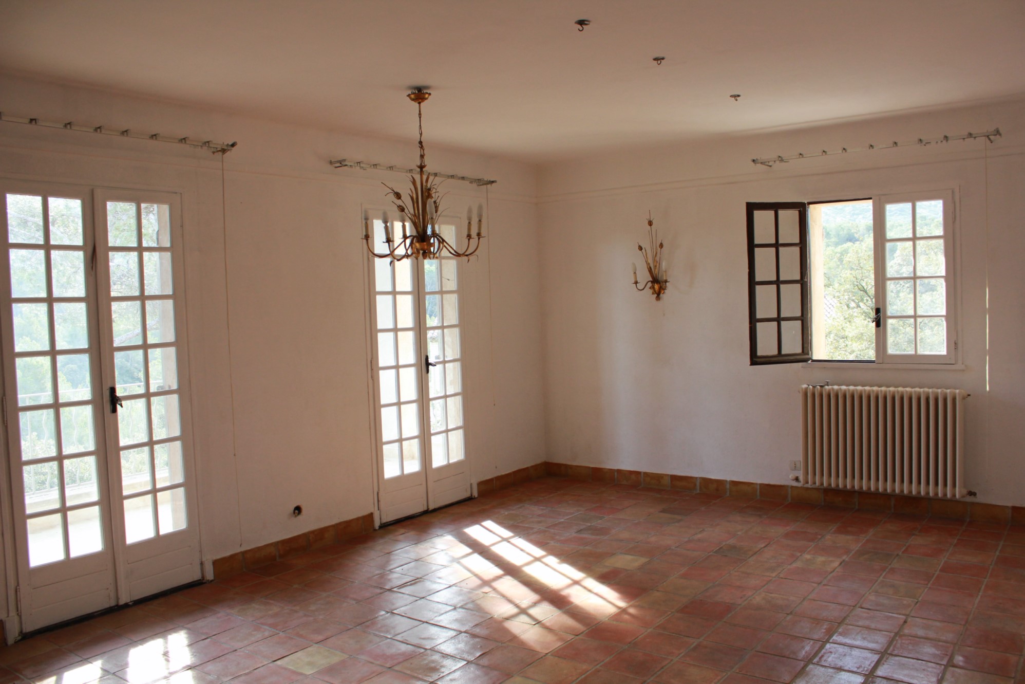 Grande maison traditionnelle en pierre dans le Luberon    