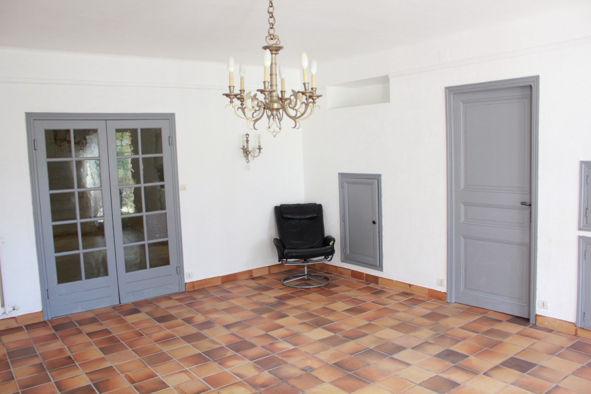 Grande maison traditionnelle en pierre dans le Luberon    