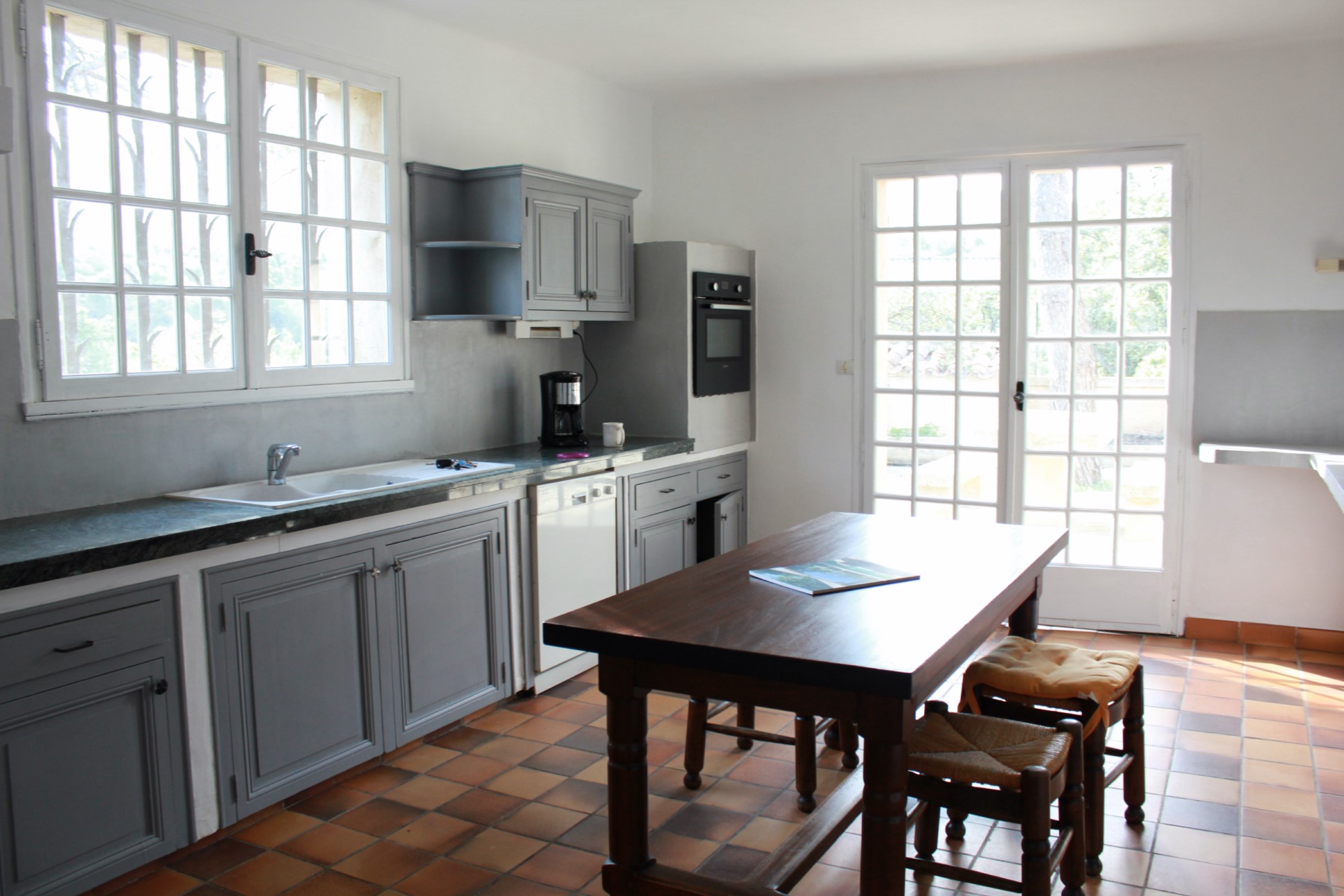 Grande maison traditionnelle en pierre dans le Luberon    