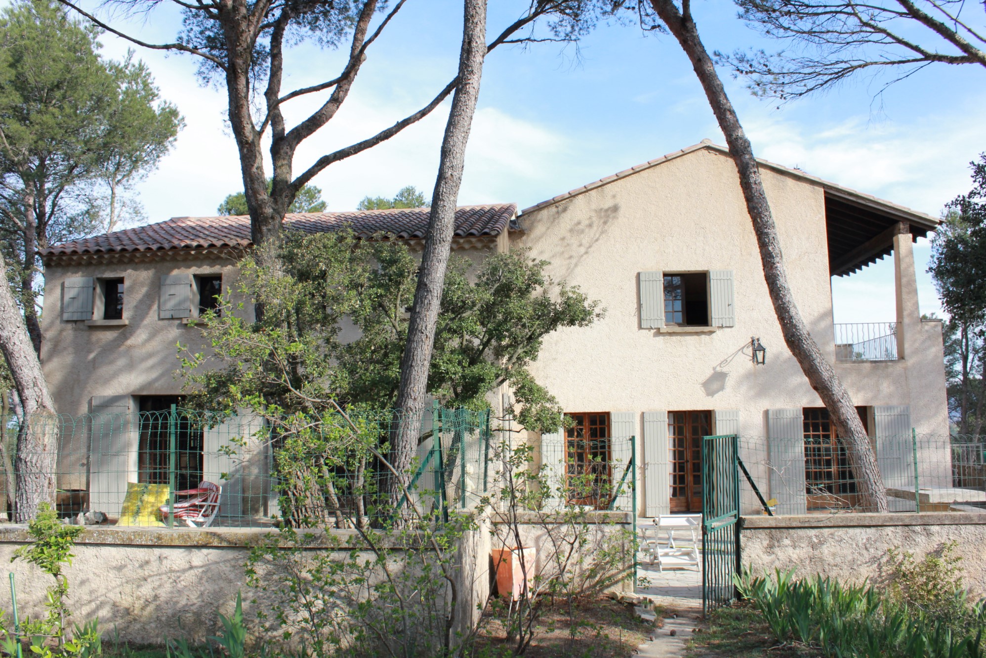 Grande maison traditionnelle en pierre dans le Luberon    