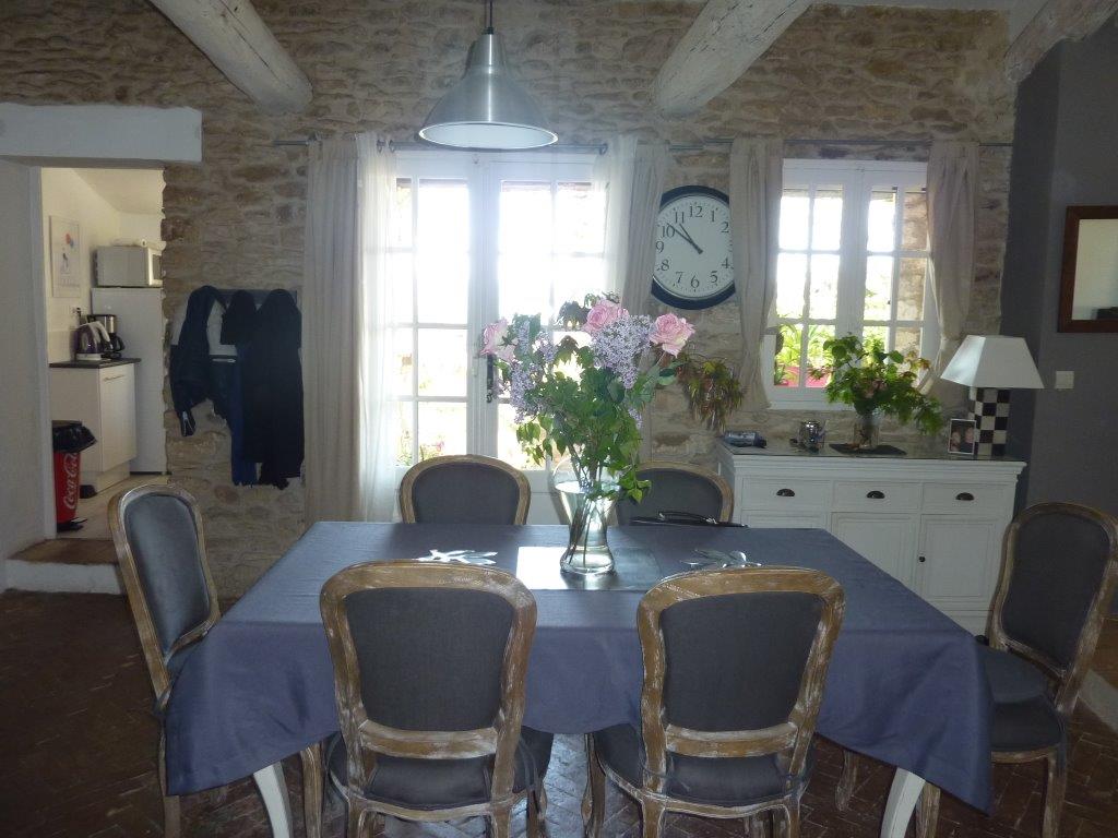 Propriété à vendre en Luberon avec cour intérieure, petit jardin paysagé et vue    