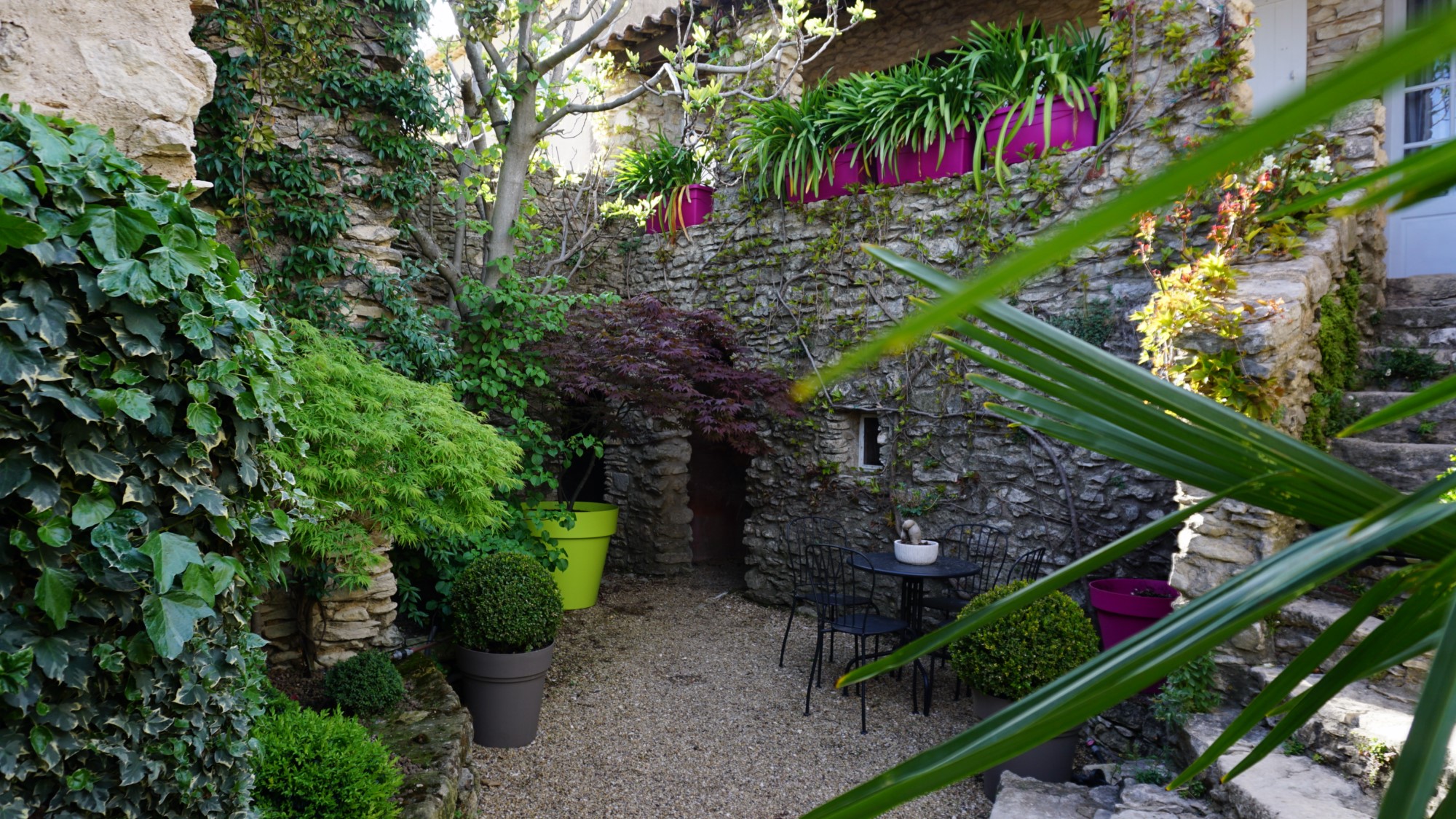 Propriété à vendre en Luberon avec cour intérieure, petit jardin paysagé et vue    