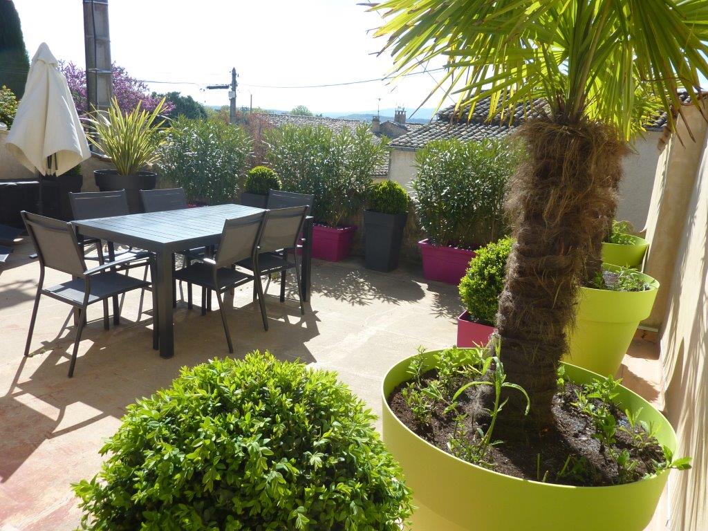 Propriété à vendre en Luberon avec cour intérieure, petit jardin paysagé et vue    