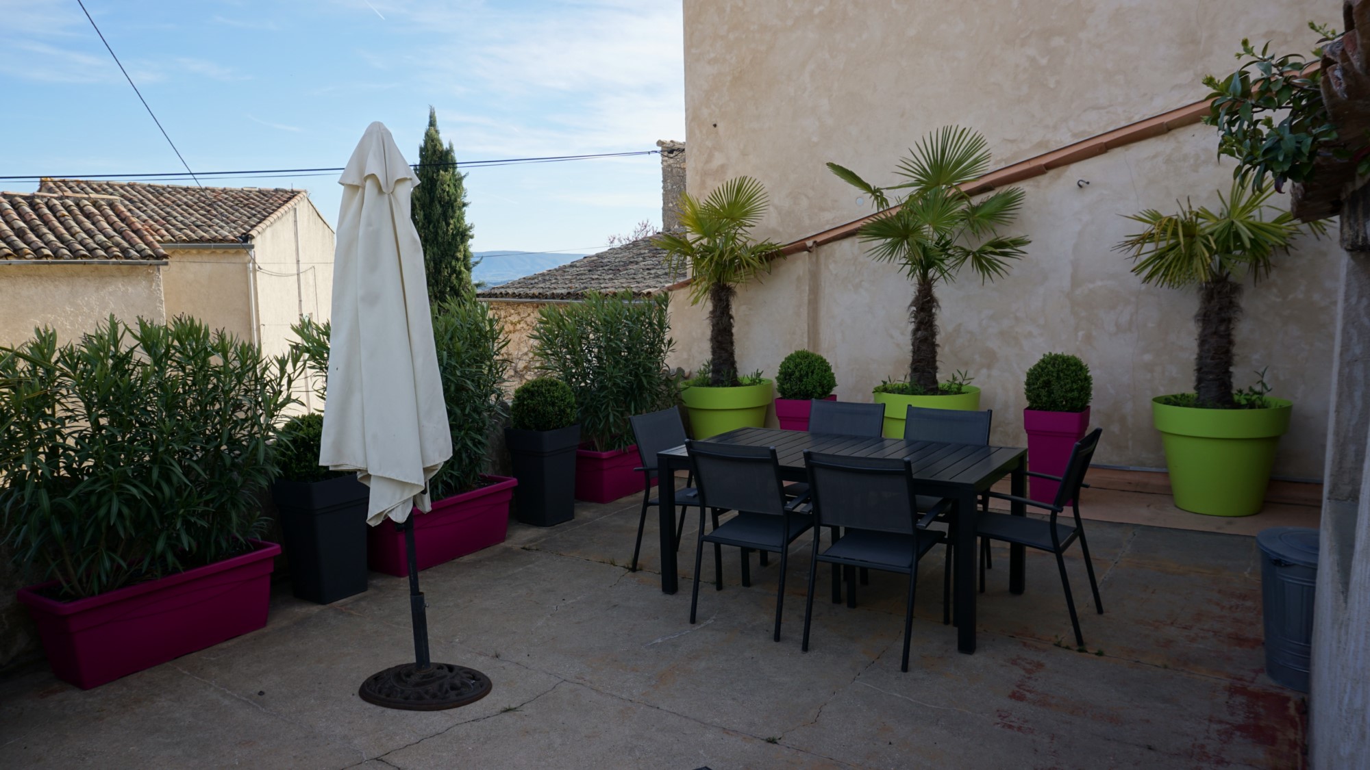 Propriété à vendre en Luberon avec cour intérieure, petit jardin paysagé et vue    