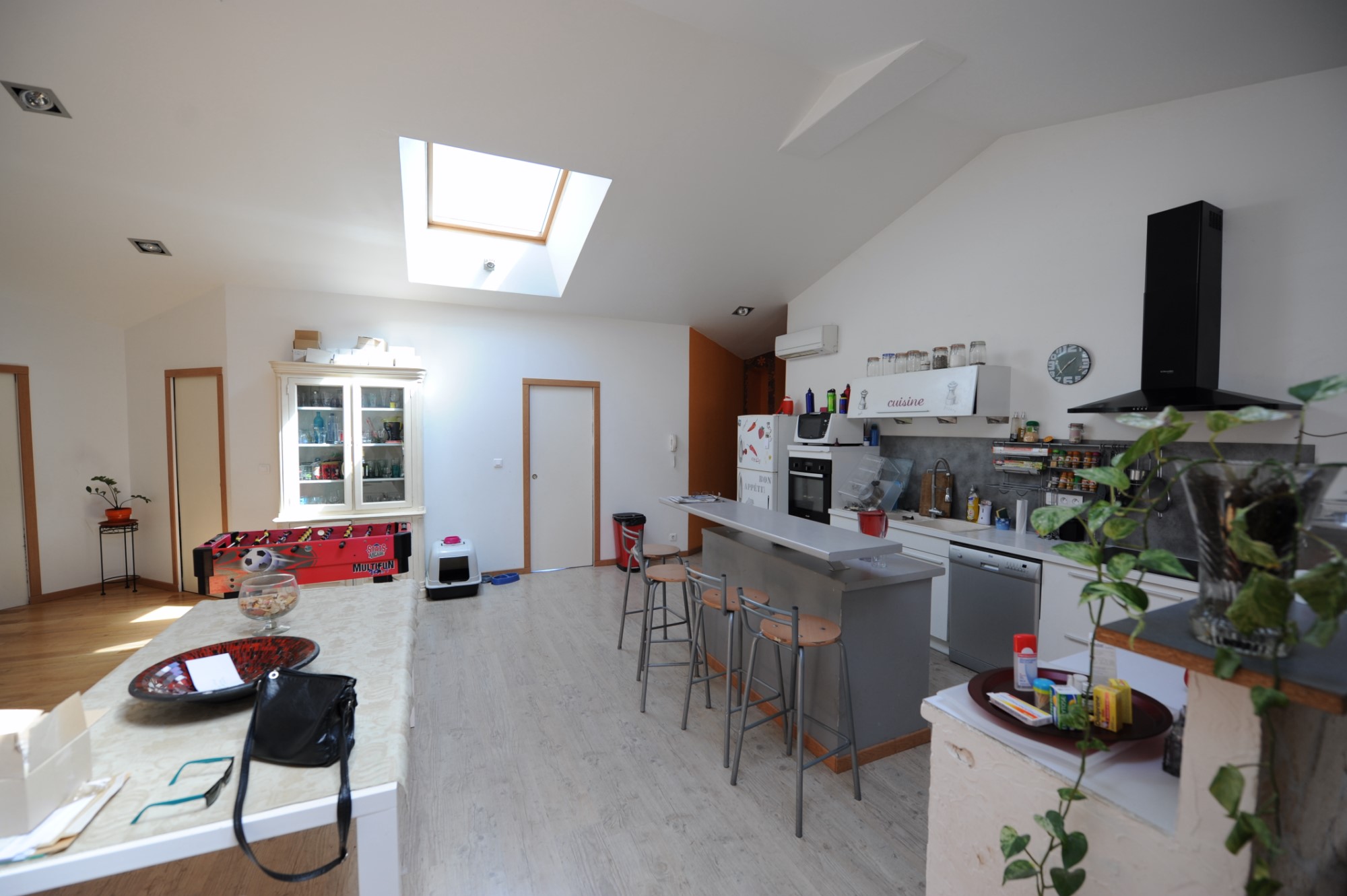 Emplacement commercial de premier ordre avec maison, piscine et annexes   en Luberon