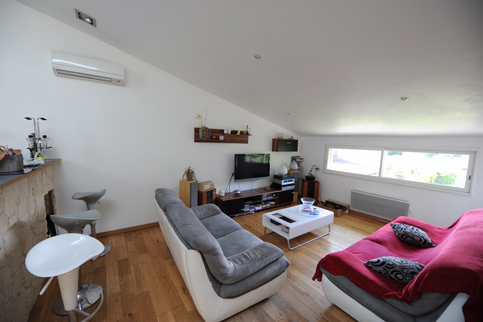 Emplacement commercial de premier ordre avec maison, piscine et annexes   en Luberon