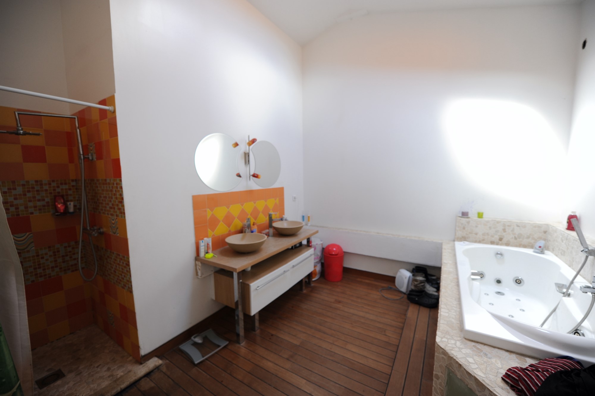 Emplacement commercial de premier ordre avec maison, piscine et annexes   en Luberon